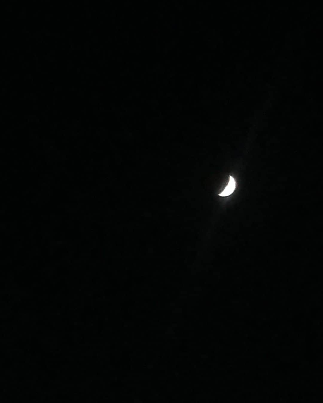 中野みやびのインスタグラム：「☽︎‪𓂃 𓈒𓏸◌‬  #月 #moon #つき #night #black #white #三日月 #picture #写真 #綺麗 #お気に入り #shotoniphone #スマホ #一眼レフ #夜 #好き #wawawa #みやび」