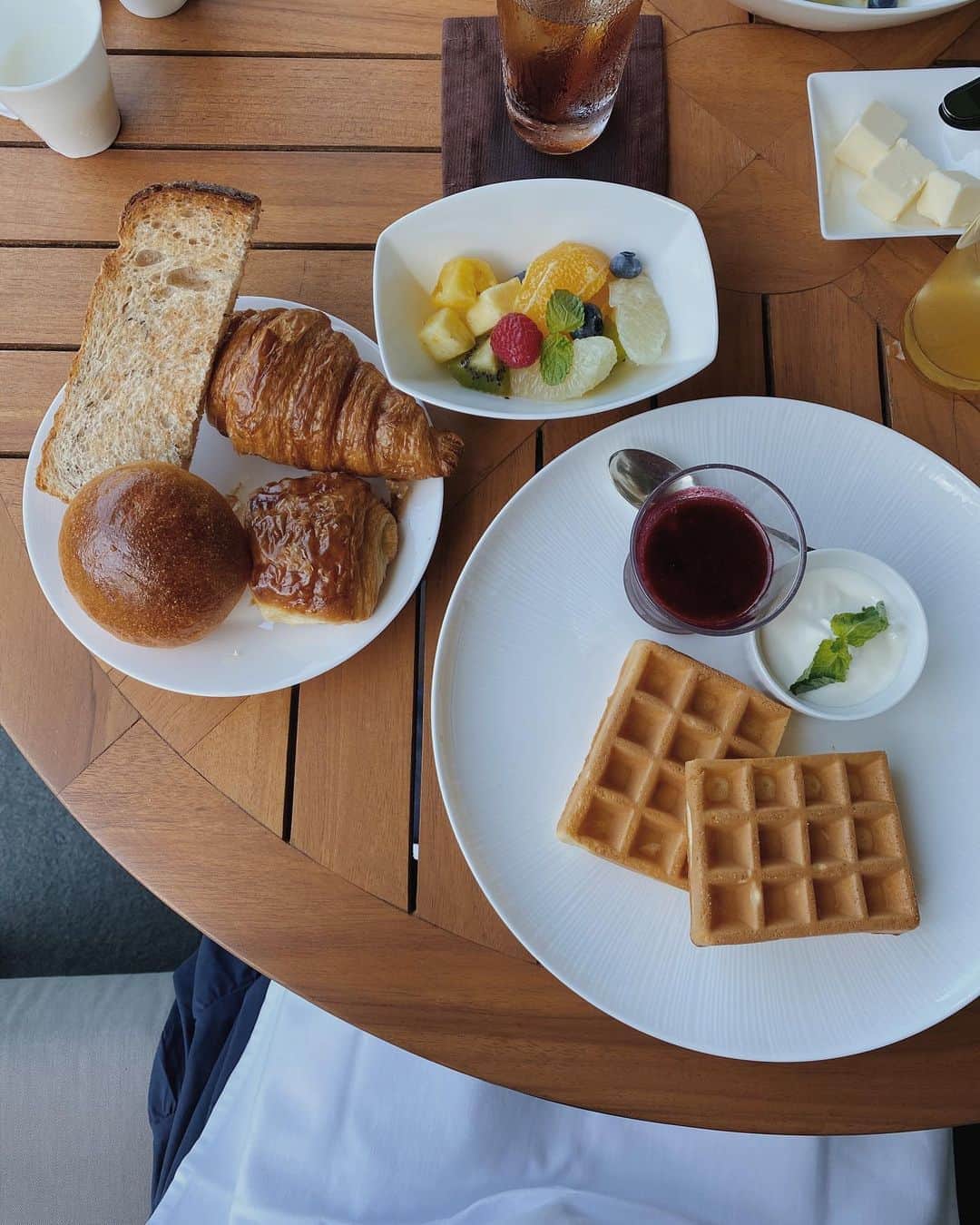目見田早弥子のインスタグラム：「🥐🧇🥖 ３つ前の投稿で食べた朝食🥣 ワッフルもパンも美味しかった〜✨」