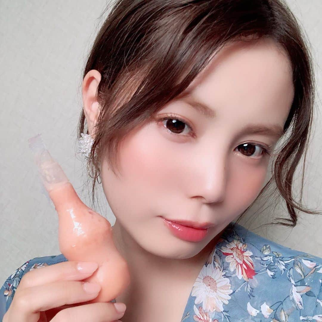 増田愛里菜のインスタグラム：「. グリコから発売してる#パピべジ 🍨🥕🥒🍅🍊🥝🍎 . . . アイスで(1日不足分※の野菜62g相当)野菜が摂れちゃうなんて！ . . 野菜が苦手でもこの#パピベジ ならデザート感覚で食べれちゃうよ😋🍨💕 . . . . 『野菜が入ってるから味はどうかな？』って思ったけど . . すごく美味しいから、大人だけじゃなく小さなお子さんでもパクパク食べれちゃう👧🏻👦🏻💫 . . . わたしがお気に入りの🍅トマト＆オレンジ🍊は . オレンジのジューシーでフレッシュな味とトマトの甘みが合わさってて、とっても美味しいの🥺🍹♡ . . . 野菜とフルーツのフローズンスムージーだから暑い今の季節には熱中症対策にもいいかも〜☀️🌻👒💕 . . . . #パピべジ #グリコ #フルーツ #野菜  #デザート #glico_PR」