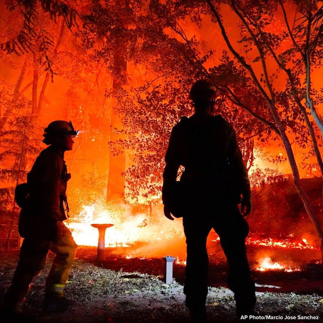 ABC Newsさんのインスタグラム写真 - (ABC NewsInstagram)「Firefighters pictured observing the CZU August Lightning Complex Fire in Boulder Creek, California. #fire #firefighters」8月24日 21時13分 - abcnews