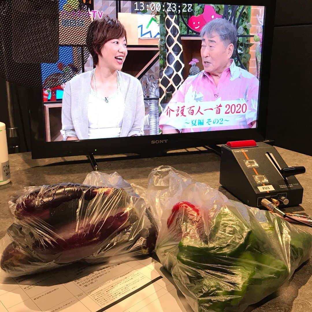 小谷あゆみのインスタグラム：「あす夜放送ーー‼️「ハートネットTV介護百人一首」毒蝮三太夫さんとの司会も２００４年から１６年になりました！ゲストは認知症の母を主役に短篇ドキュメンタリー映画を撮った原田美枝子さん！タイトルは「女優・原田ヒサ子」母はなぜ女優になったのか。考えさせられるエピソード。 あす２０時からEテレ とれ過ぎた野菜はスタッフにー❣️」