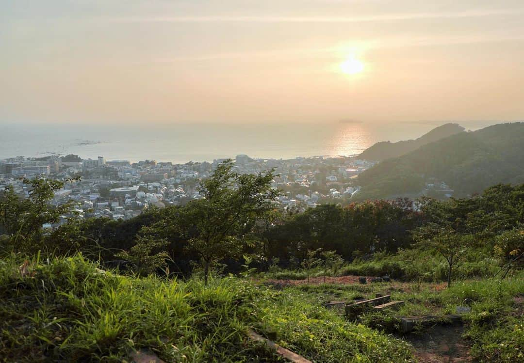 葉山町さんのインスタグラム写真 - (葉山町Instagram)「- 頑張って良かった  #葉山歩き #葉山 #hayama #japan #仙元山 #標高 #118メートル #リモートトリップ #夕日 #mtsengen #sunset 久々に仙元山 #登頂 #真夏 の #登山 で #汗だく だけど #綺麗 な夕日が待っててくれた #今日もおつかれさまでした  音楽: Dear Autumn ミュージシャン: @iksonmusic」8月24日 21時14分 - hayama_official