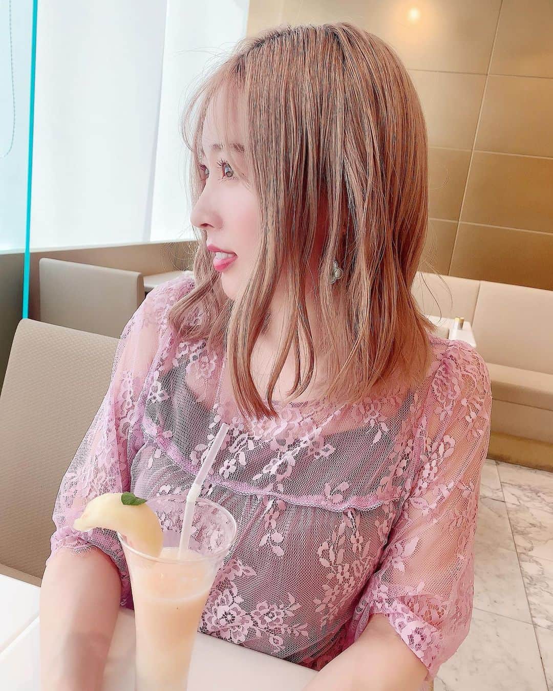 本田岬のインスタグラム：「最近使い始めた紫シャンプー🧴 ブリーチしてる髪の黄色味を抑えてくれます👏 黄色くなるのが嫌だから使ってるけどよい感じのミルクティーカラーになるよ💓  #紫シャンプー #カラーシャンプー #ブリーチ #カラタス #カラタスシャンプー」