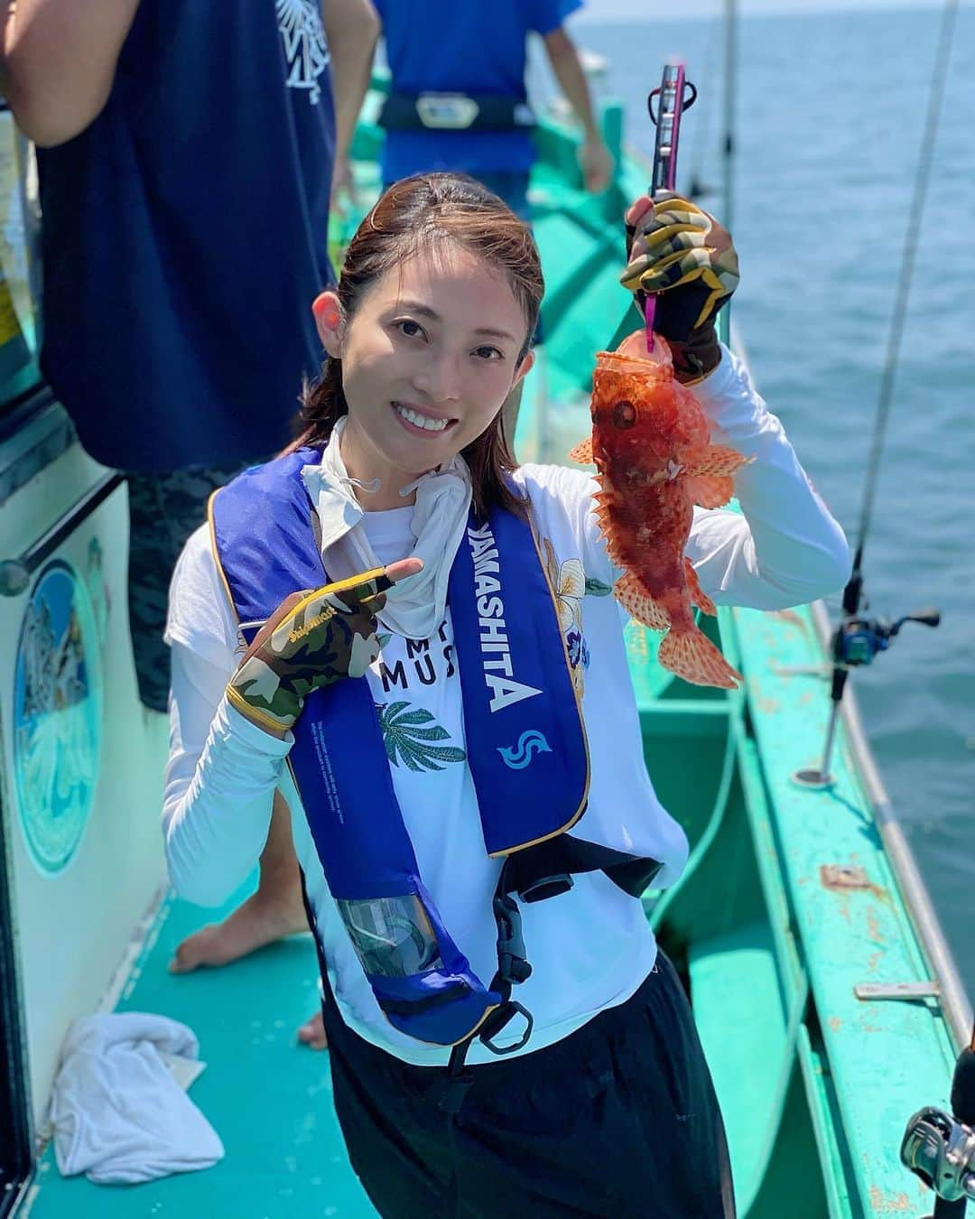 滝沢沙織さんのインスタグラム写真 - (滝沢沙織Instagram)「少し前になりますが、ヤマシタの社員さんと、お友達の福田ゆみちゃんと一緒にテンヤ釣りに行って来ましたー🎣✨ ゆみちゃんは初めての海釣り🎣でしたが、ヤマシタの社員さんからのアドバイスや船長さんからのアドバイスを受けて、最初は底どりに苦戦していましたが、後半はコツを掴んでしっかり、どんどこ釣っていました❗️✨🐟🐟🐟 ゆみちゃん見事‼️ アカハタGET🐟鬼カサゴGET🐟ヒメカサゴGET🐟カサゴGET🐟💖高級魚のオンパレード〜（笑） ヤッタネ😊✨ 私はテンヤとタイラバの両方をやる事にして、まずは、テンヤから‼️🎣 テンヤ釣りもタイラバもいろんなお魚が釣れるからワクワクします❗️✨😊 何はともあれ、初の海釣りデビュー🎣のゆみちゃんに楽しんでもらえたことが、とっても嬉しかったぁ〜❗️✨💖 炎天下で暑い中の釣りだったけど、また秋の良き日に一緒に行けたらいいなぁ〜🎣✨ では、次回はこの続きをアップしますね〜❗️✨🎣 #滝沢沙織 #ヤマシタの社員さん #福田ゆみ #海釣り #テンヤ #鬼カサゴ #ヒメカサゴ #カサゴ #アカハタ #友達との釣り #相模湾 #fishing#fish#fishinglife#釣り#魚#釣り女優#滝沢釣り道#釣り女子#釣り好き」8月24日 21時18分 - saori_takizawa.official