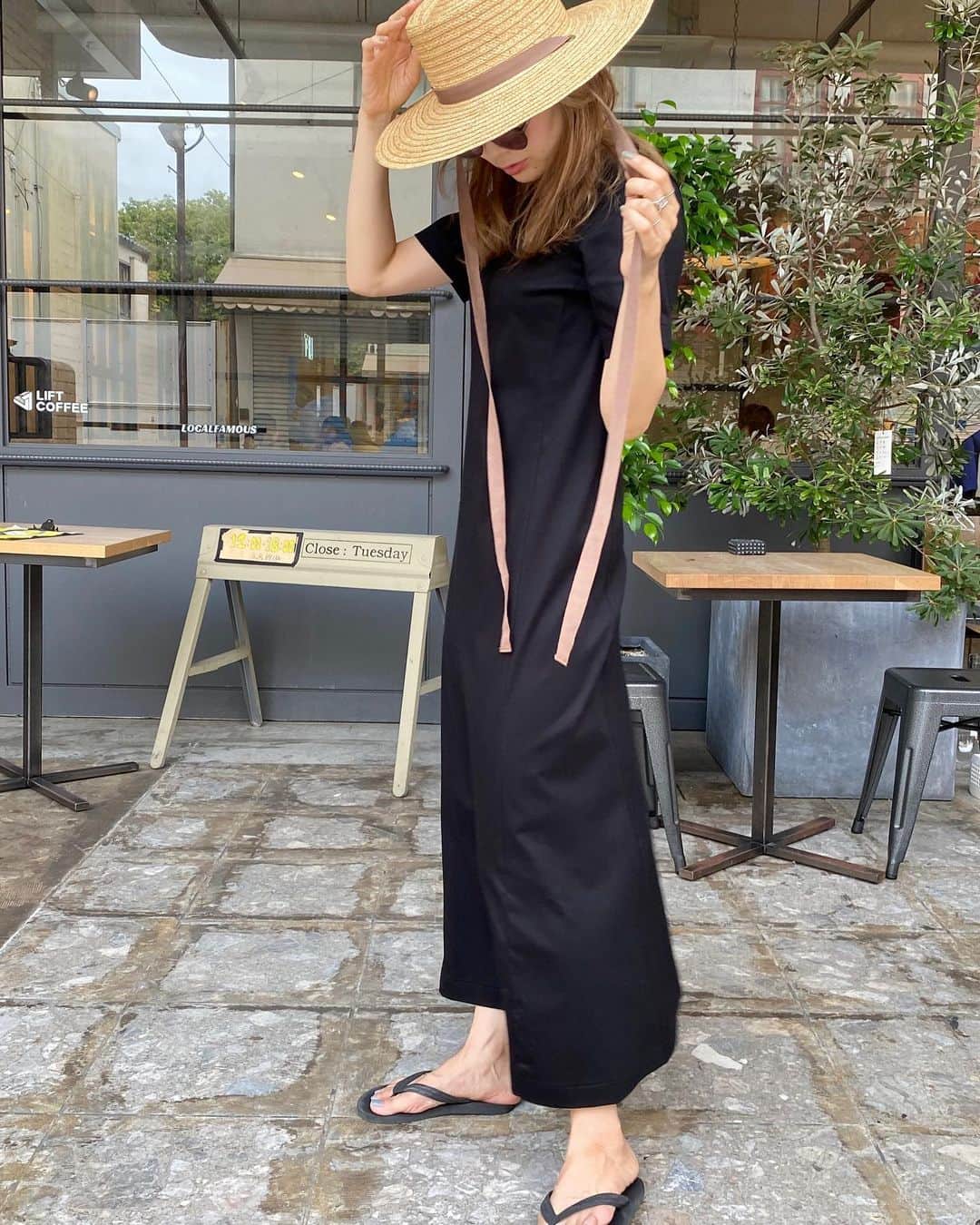 松田 美奈子のインスタグラム：「先日の#ootd📸👗 . ブラックだから一枚で心配なく着用できるところと、カジュアルすぎない綺麗目なデザインで、重宝しています。 @merci__jp  （身体のラインが細くみえる立体👗山鹿シルクという世界初のシルクパウダーそのものを配合した生地をたっぷり使って生産しています🌿 着るだけで天然保湿効果🥺） わたしは166cmでMサイズを着用しています👗 . みなさんのこの夏よく着ているお気に入りのお洋服はなんですか？🥰 . #ワンピース#ワンピースコーデ #ハット#シルク#シルクワンピース#サングラス#adsr」
