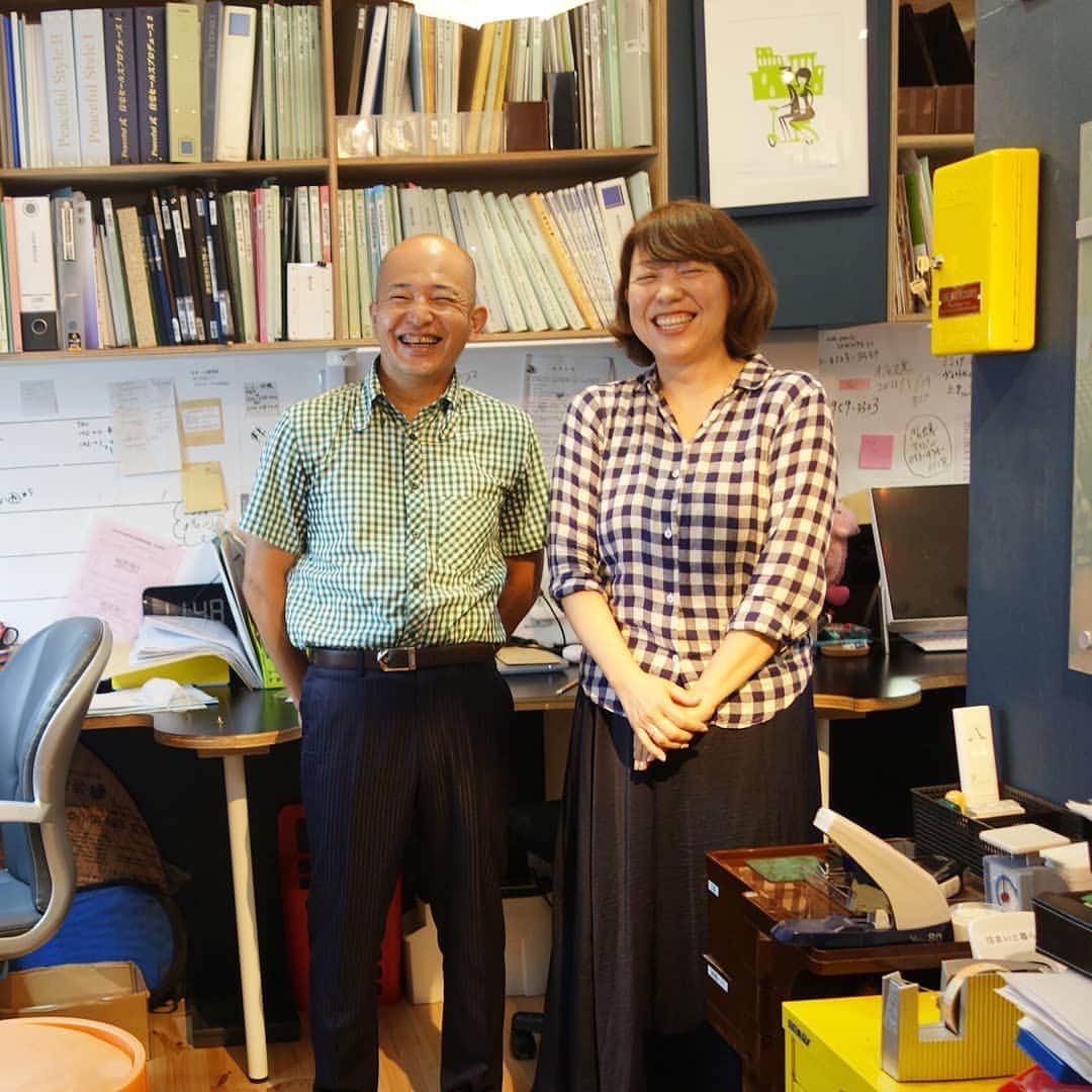 堺瞳さんのインスタグラム写真 - (堺瞳Instagram)「結婚18年 『マーくん』『タエちゃん』と呼び合うご夫婦が営む 浜松市の住宅会社「住まいと暮らし社」を取材✨  ご夫婦は、小学校からの同級生♥ 小学生の時に仲間とした占い（？）でお互い『将来の結婚相手』と結果が出ていたそう！  起業して今年で10年。 取材日も自然とチェックのペアルック♥ 仲良しご夫婦が作る住宅もとっても素敵でした☺  詳しくはYouTubeのリージェントチャンネルをぜひご覧ください🌸  #住まいと暮らし社 #リージェントチャンネル #かねたチャンネル #注文住宅 #浜松 https://www.youtube.com/channel/UCu4acyLgMsWrzcqg5fLfygw」8月24日 21時20分 - sakai_hitomi_