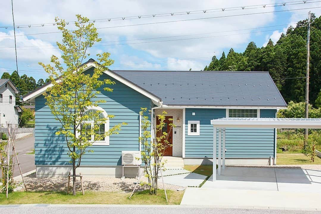 無垢 スタイルの注文住宅あめりか屋さんのインスタグラム写真 - (無垢 スタイルの注文住宅あめりか屋Instagram)「#平屋 の #アメリカンハウス とかサイコーだよね♡﻿ ﻿﻿﻿ #ラップサイディング はペールブルーです🌈 ﻿﻿ #よろい張り #西海岸ハウス﻿ ﻿﻿﻿ -　-　-　-　-　-　-﻿﻿﻿ more photos⇒ @amerikayaarchitecture -　-　-　-　-　-　- ﻿﻿﻿ ﻿﻿﻿ #あめりか屋 は#カリフォルニア住宅 や#西海岸住宅 のような#アメリカン住宅から、#無垢材 をつかった#木の家 といった #かっこいい家 や#かわいい家 の#デザイン住宅 を建てています。 ﻿﻿﻿ ﻿﻿﻿ #新築 の#注文住宅 から大規模な #リノべーション 、#リフォーム 、ちょっとしたおうちの修繕までお任せください。 ﻿﻿﻿ ﻿﻿﻿ 福井県 #敦賀市 の事務所から車で60分以内の、#美浜町 #若狭町 #小浜市 #長浜市 #高島市 #南越前町 が基本的な施工エリアです。 ﻿﻿﻿ ﻿﻿﻿ 昭和26年創業と長い歴史を持つ#工務店 で、高性能で適正な価格の#家づくり をしていますし、家を建てて売ることが仕事ではなく、お客様ご家族の #豊かな暮らし を支えることを仕事としてやってます😀﻿﻿﻿ ﻿﻿﻿ まずは資料請求からどうぞ～💬﻿﻿﻿ ﻿﻿﻿ ホームページの資料請求ページ、お電話（TEL 0770-22-0577）、DMにてお気軽にお問い合わせくださいね～📱﻿﻿﻿ ﻿﻿﻿ -　-　-　-　-　-　-﻿﻿﻿ more photos⇒ @amerikayaarchitecture -　-　-　-　-　-　- ﻿﻿﻿ ﻿﻿﻿ なお管理人は @hidekazu_shinohara という愉快なやつです（笑）一緒に #マイホーム計画 しましょう🎵」8月24日 21時21分 - amerikayaarchitecture