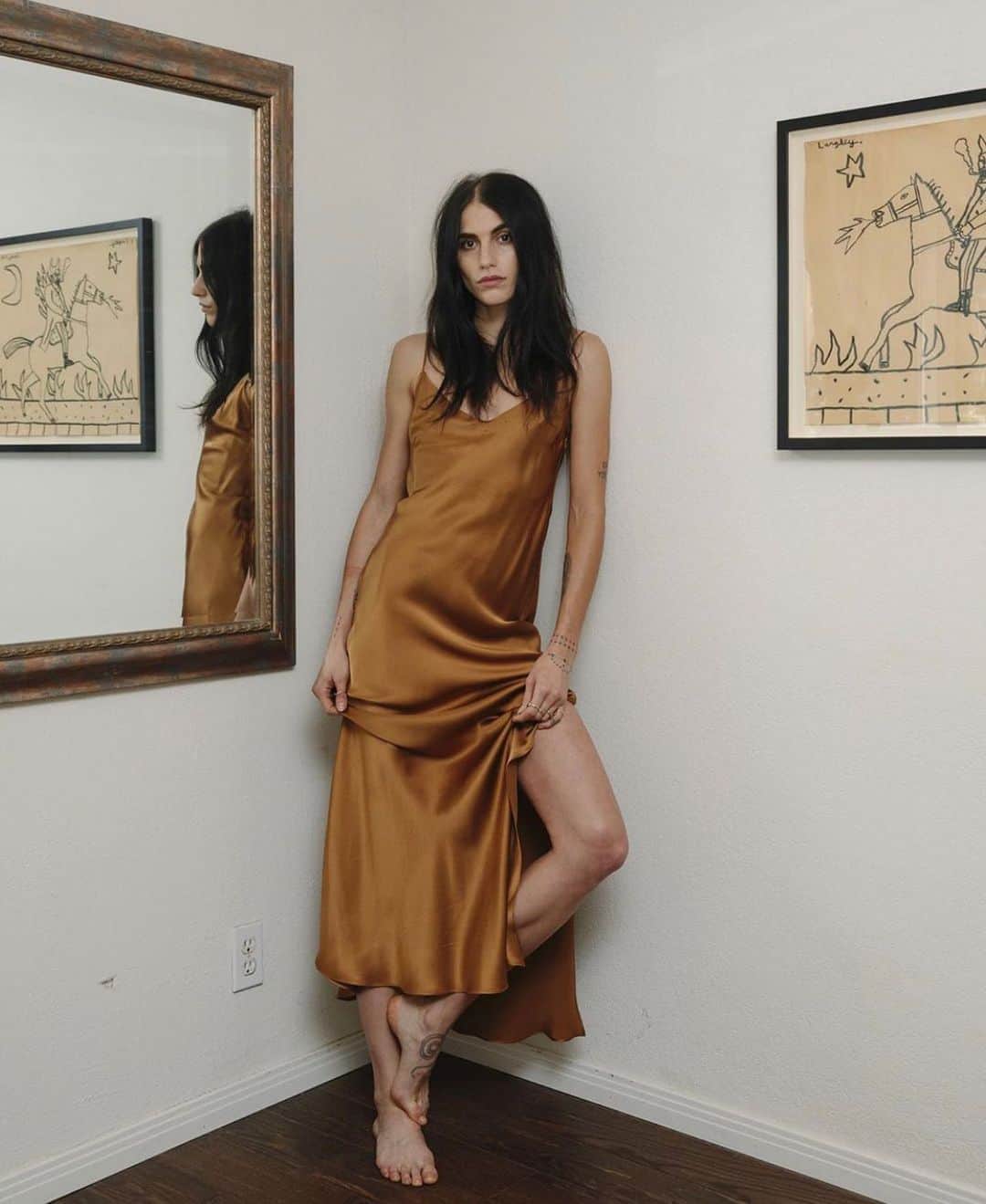 ダニジョーのインスタグラム：「Bare feet and slips 🍂 @langleyfox in the bronze slip #dannijoathome #dannijogirls」