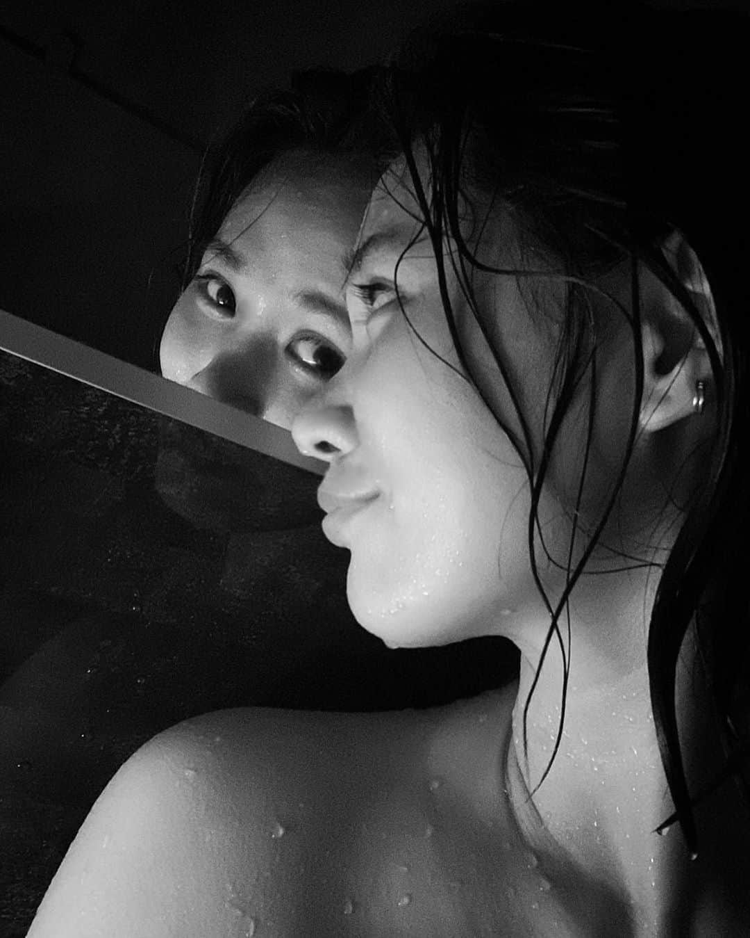 二宮愛のインスタグラム：「#selfie 🖤🤍 #blackandwhite #monochrome #simplelife」