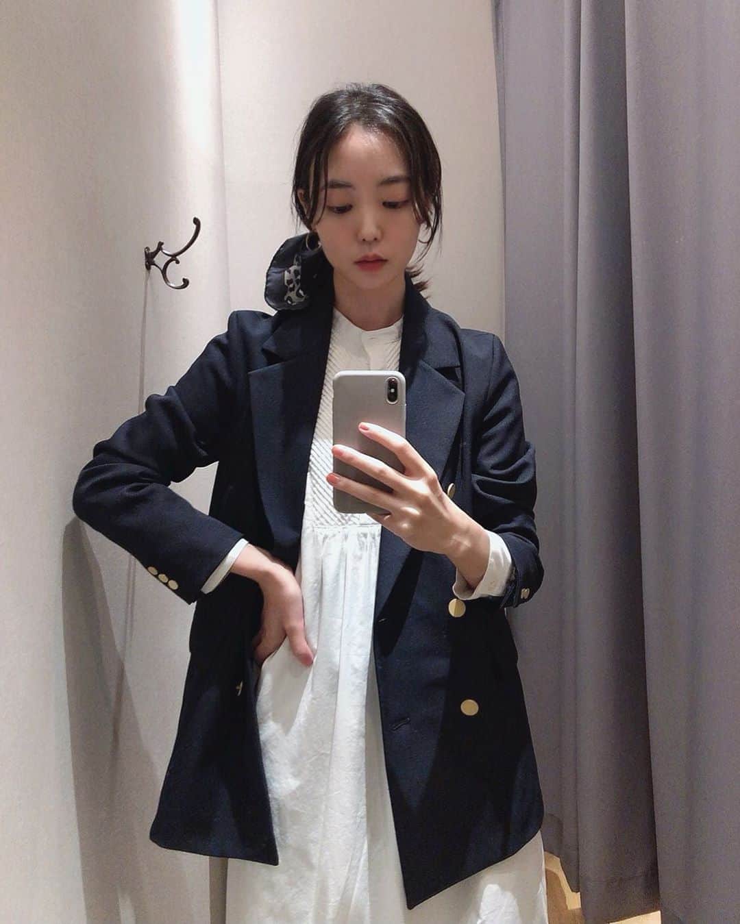 のインスタグラム：「先日の撮影のときのジャケットコーデ。  いよいよ秋がもうすぐそこまで来ている気がする🌾🍠🍂 #ships #shipsany #コーディネート #秋コーデ #ジャケットコーデ #ネイビージャケット」