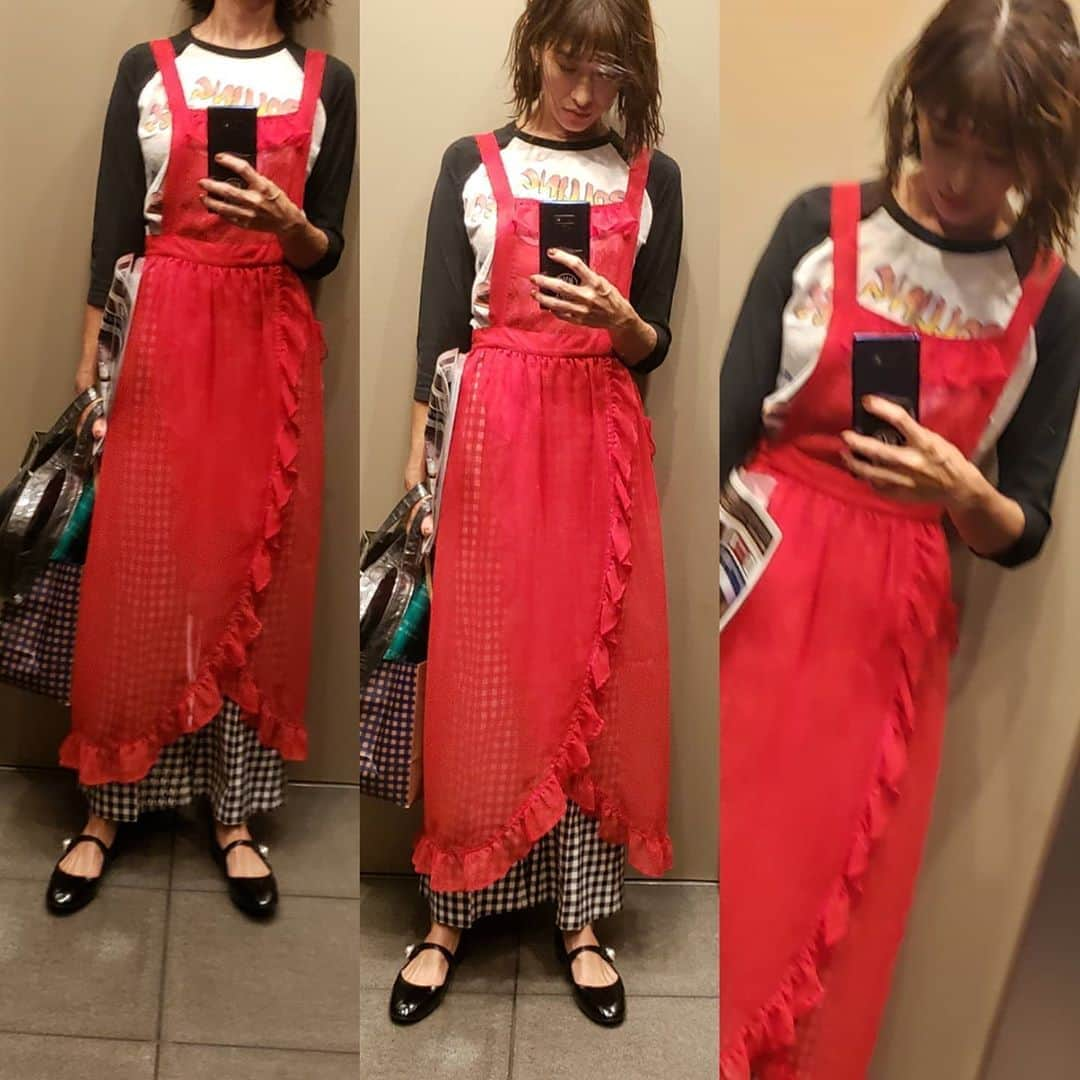 山田優さんのインスタグラム写真 - (山田優Instagram)「#outfit  #ゆうのしふく   赤いスケスケの エプロンなんて♥️  可愛すぎてドキドキ💓  チェックのパンツもエプロンも @irojikake だよ❤️  @saramary12 お洒落さん流石よ✨  #shoes  #miumiu  @miumiu   #bag #theweekendhotel @the_weekend_hotel」8月24日 21時28分 - yu_yamada_