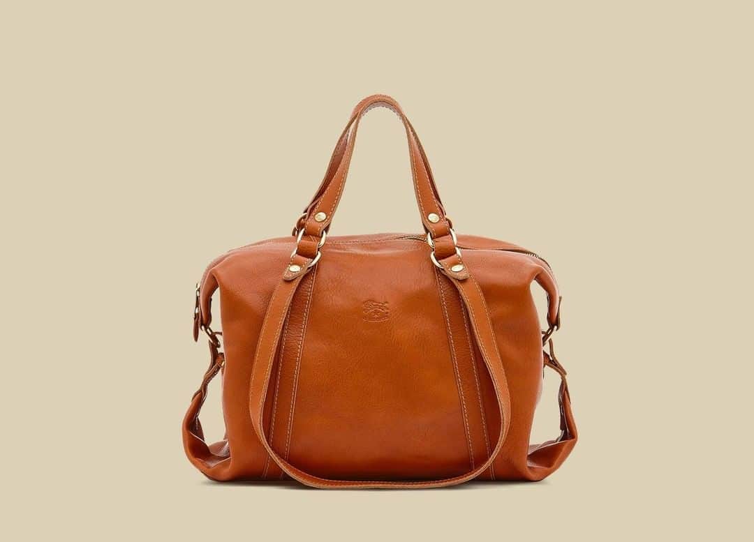 イルビゾンテのインスタグラム：「Everyday attitude.  ☆ #ilbisonte #leatherbag #madeintuscany」