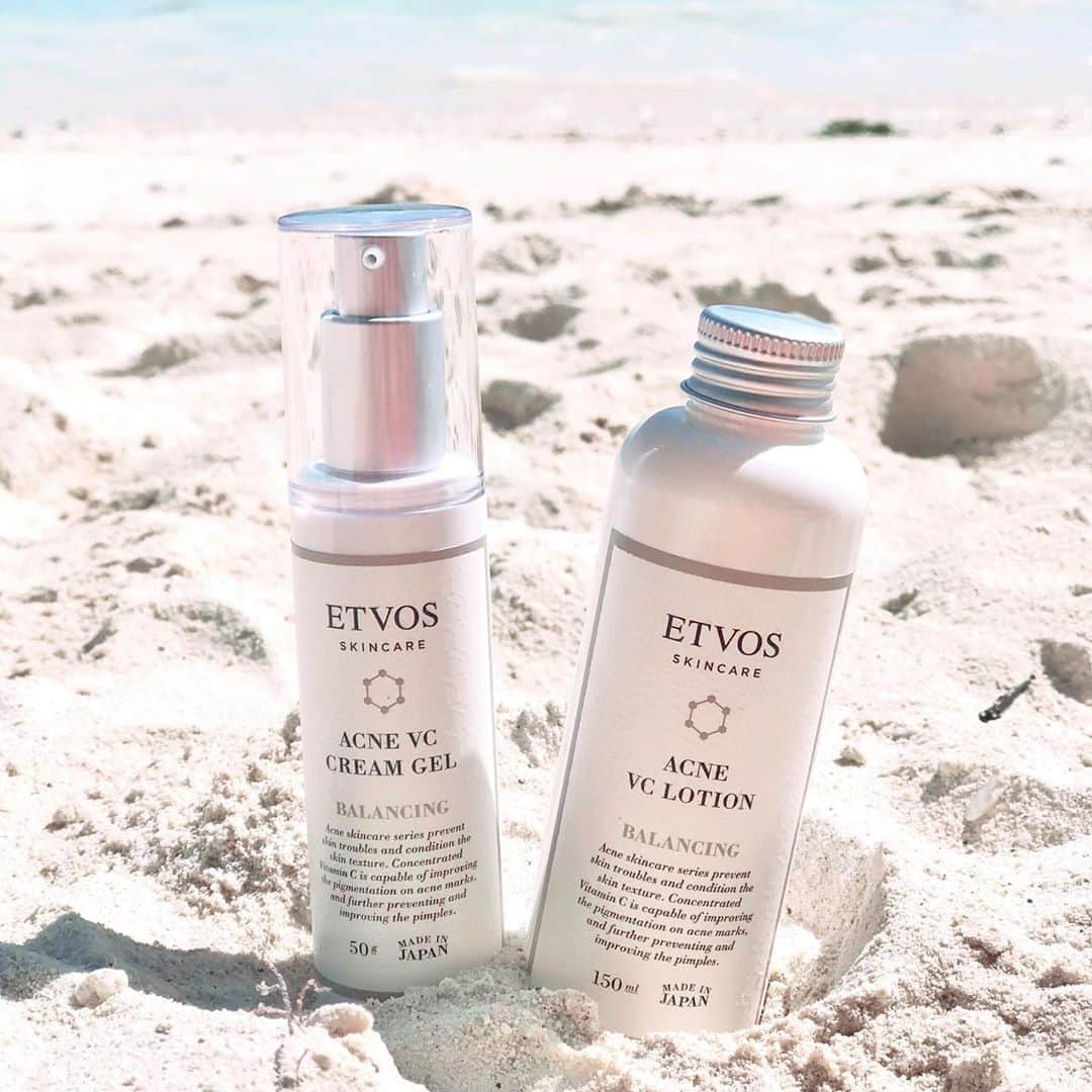 ETVOS　さんのインスタグラム写真 - (ETVOS　Instagram)「まだまだ暑い日が続いていますが、気が付けば8月も残りあとわずか。たくさん浴びてしまった紫外線や過剰な皮脂によるニキビなどなど、夏の終わりの肌はトラブルがいっぱい😿こんな時は、ニキビと美白を同時にケアするエトヴォスのバランシングラインがオススメです♡ ・ ☑薬用 アクネVCローションI 浸透力・持続力の高いビタミンC誘導体や、甘草エキスが配合された薬用 アクネVCローションⅠは、ニキビケアだけでなく紫外線を浴びた肌のケアもしてくれる優れもの♡パシャパシャ使えるテクスチャーなので、顔はもちろんうっかり日焼けしやすい首回りやデコルテにも◎！  ・ ☑薬用 アクネVCクリームジェルI 浴びてしまった紫外線をなかったことにするためにも、美白効果のある美容液は必須です！ニキビと美白を同時にケアするオイルフリーの保湿クリームは、繰り返す大人ニキビ肌に特有の乾燥悩みもセラミドがケアし、お肌をなめらかに整えます☺ ・ 肌老化が進みやすい夏の終わりだからこそ、Iと薬用 アクネVCクリームジェルIで、賢いスキンケアを行い、秋に備えましょう！ ・ ☆☆☆お知らせ☆☆☆ ・ 「エトヴォスと海を守ろう キャンペーン」開催中！8月31日（木）23:59までとなっております。詳しくはプロフィールのURLから、キャンペーンの詳細をご覧ください☺ ・ 質問等は、最新の投稿にコメントをお願いします☺ My ETVOS（ハイライトの “TEMPLATE” 参照ください）への参加もお待ちしております☺ ※You are welcome to re-post our pictures, but please refrain from using the pictures and videos without permission.  ・  ・ ・ #etvos #エトヴォス #薬用 アクネVCローション #薬用アクネVCクリームジェル #ミネラルコスメ #化粧水 #美容液 #乾燥肌 #敏感肌 #敏感肌スキンケア #スキンケア #美肌 #保湿 #保湿ケア #乾燥対策 #セラミド #肌荒れ #dryskin #beauty #skincare #mineralcosmetics #sensitiveskin #夏肌 #ナチュラルコスメ」8月24日 21時30分 - etvos.jp