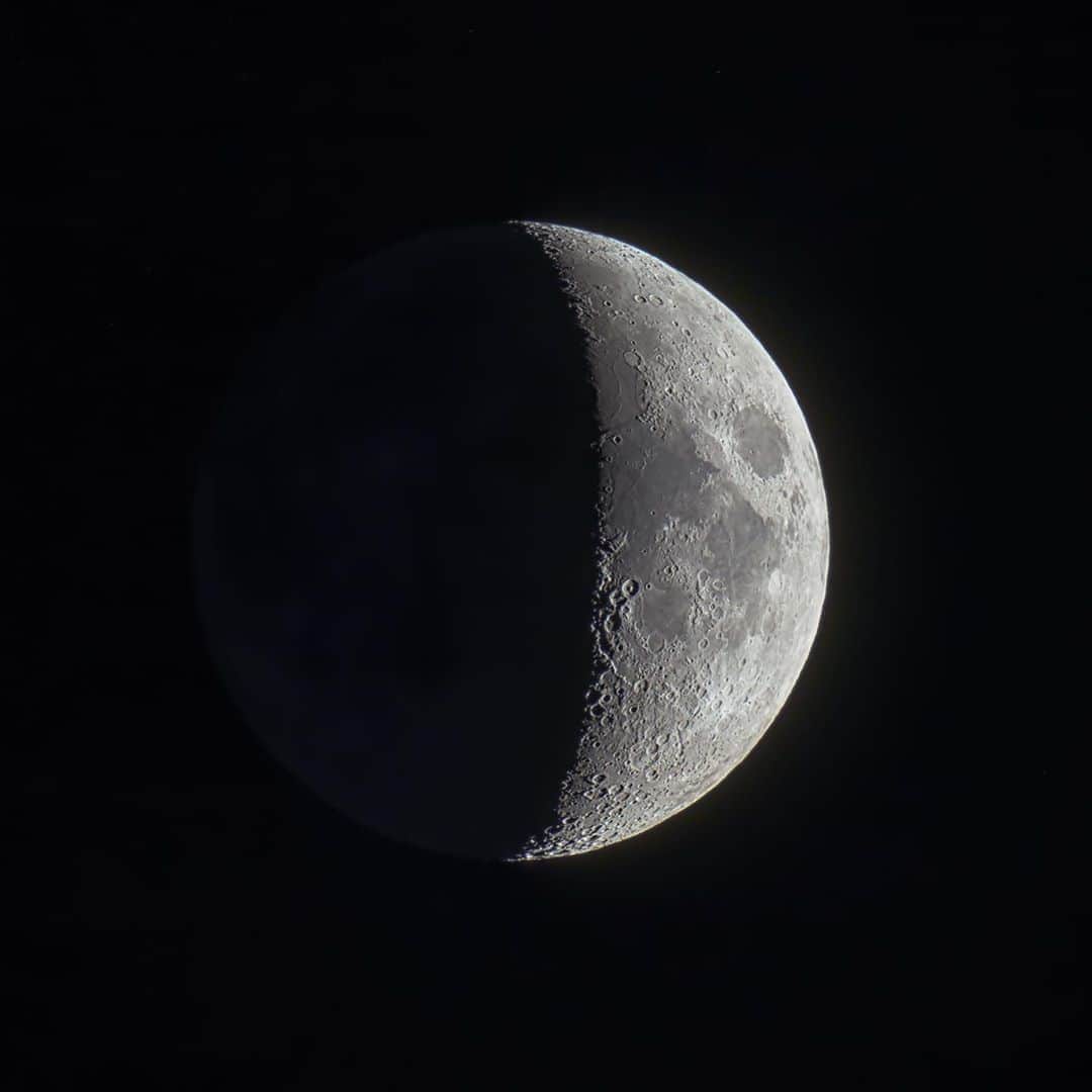 KAGAYAさんのインスタグラム写真 - (KAGAYAInstagram)「もうすぐ上弦の月です。 （先ほど望遠鏡を使って撮影） 今日もお疲れさまでした。 #moon」8月24日 21時42分 - kagaya11949