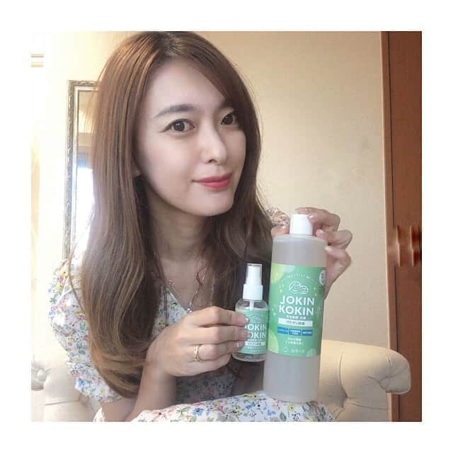 菊池かなこのインスタグラム：「. 除菌スプレーは、 長寿の里の “JOKIN・KOKIN” を使っています☺︎ 銀イオン×シリカの効果で、99%も除菌してくれるそう！ . スプレータイプ＋詰め替えタイプのセット✨ スプレータイプはポケットサイズで、持ち運びにも便利🌼 スマホやパソコンをよく使うので、ティッシュに吹きかけて使ってます☺︎ . 化粧品にも使われている原料だけで作られているので、肌荒れもしなくて嬉しい❤︎ . . ୨୧┈┈┈┈┈┈┈┈┈┈┈┈┈┈┈┈┈୨୧ @chojyunosato_official #PR #長寿の里 #JOKINKOKIN #長寿の除菌 #除菌 #除菌スプレー #抗菌 #銀イオン #シリカ ​ ​」