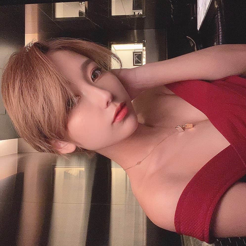 のインスタグラム：「. 8月も後半ですね。 コロナ対策は勿論、夏バテや熱中症にも気を使う厳しい時期ですが今週も頑張っていきましょう👀💪  .  #tokyo#東京#六本木#六本木lalah  #lalah#make#キャバ嬢 #キャバクラ#ホステス #ショートカット#ショート女子」
