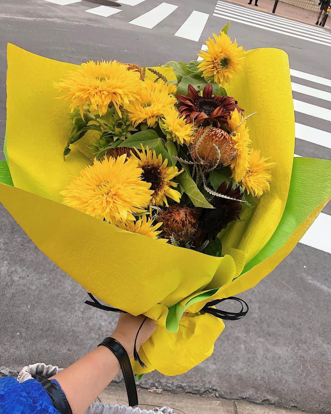 Julia Castroさんのインスタグラム写真 - (Julia CastroInstagram)「🌻🌻🌻 黄色って平和の象徴って感じ💛 . #sunflower  #yellow #color #yellowflowers  #green #nature #bouquet #photo #colorful #beautiful  #loveit #favorite  #ひまわり #黄色 #花束 #可愛い #写真 #お祝い #綺麗 #花 #平和 #緑 #植物 #julistagram」8月24日 21時37分 - julia.c.0209