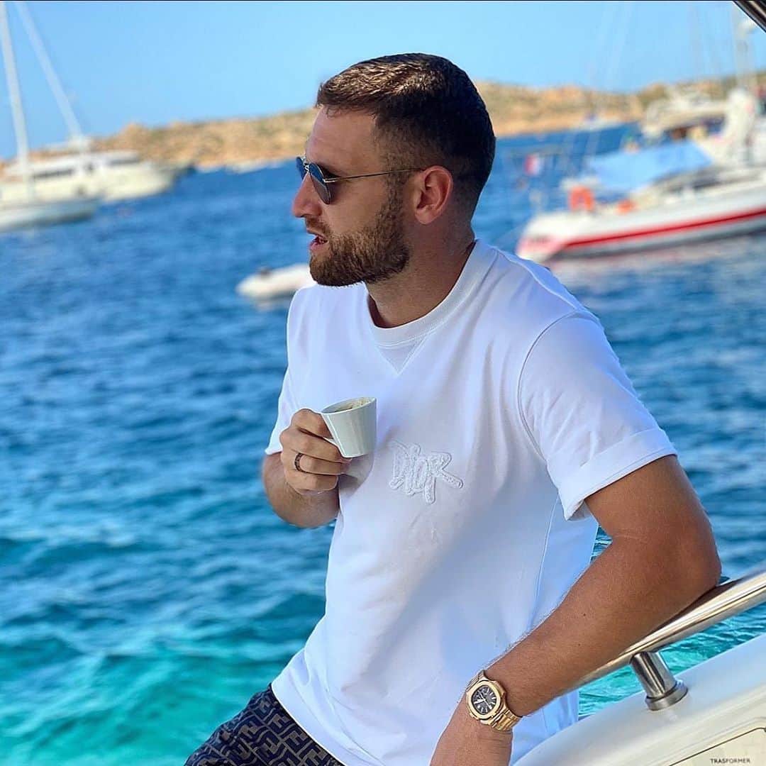 シュコドラン・ムスタフィのインスタグラム：「How to start a week on holidays 🛥🏖🌊☕️ vs. how you start the week the rest of the year 🏋🏻‍♂️ #SM20」