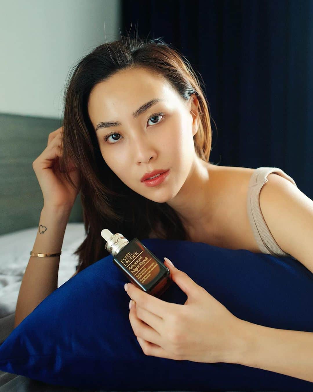 のインスタグラム：「Quick beauty tip: I try to do 5 min of stretching and inversion every morning to get the blood flowing and get that oxygen to my skin! Coupled with more sleep nowadays, I feel much better! While these small hacks might help, I also rely on a solid skincare routine. . It’s been over 2 years since I’ve incorporated the @esteelauder_sg Advanced Night Repair serum into my routine, and it keeps getting better!  My complexion has  evened out, pores are smaller, and the new and improved formula also promises to repair skin even faster than before and boost natural collagen production 💯 . As I’m in my late twenties now, it’s ever so important to be conscious of what I apply on my skin as it constantly changes as we age. With the NEW Advanced Night Repair by my side, I’m in control of my skin’s future and confident that I’ll wake up every day with more radiant, younger looking skin ✨ Click on the link in my bio to try it for yourself and see the difference 💙 . #EsteeLauderSG #ILOVEANR #AdvancedNightRepair #SkinNatureVsNurture #GenerationANR」