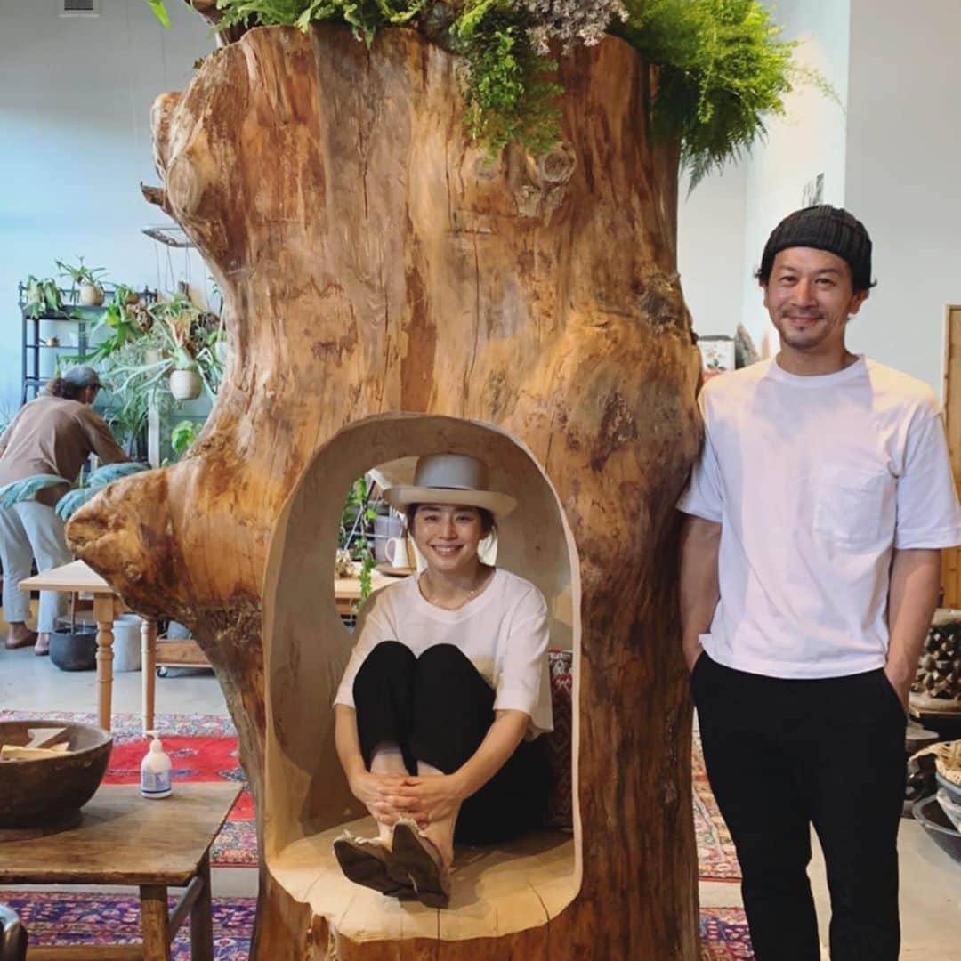 石田ゆり子さんのインスタグラム写真 - (石田ゆり子Instagram)「つかのまの休日 新木場のCASICAで 開催されていた 木工作家の吉川和人さんの展示を見に。 久しぶりのCASICA ここちよく開かれた広い空間に生活を豊かに楽しくする 素敵なものたちが溢れていて 幸せな気持ちになりました。 　吉川さんの作品「自分の木#2」(#1もあるのです😆) ほんとうに素晴らしくて 感動しました。 樹齢200年ほどのモミの木の巨木です。 滋賀県で2年まえ、大きな台風があり沢山の樹々が倒れてしまったそうですが そのうちの一つで、もとは神社に生えていた木なのだそうです。 最終日のため、吉川さんもいらっしゃっていて、図らずもペアルック😆 わたしは男性とペアルックになることがなぜか多い…🤣 　吉川さんの作品には 清らかさと誠実さ、温もり 普遍的な美しさがあります。 うちのテーブルもチェストも 吉川さんの作品です！ 作品が出来上がってくるのを待つ時間も楽しみ。 #casica」8月24日 21時43分 - yuriyuri1003