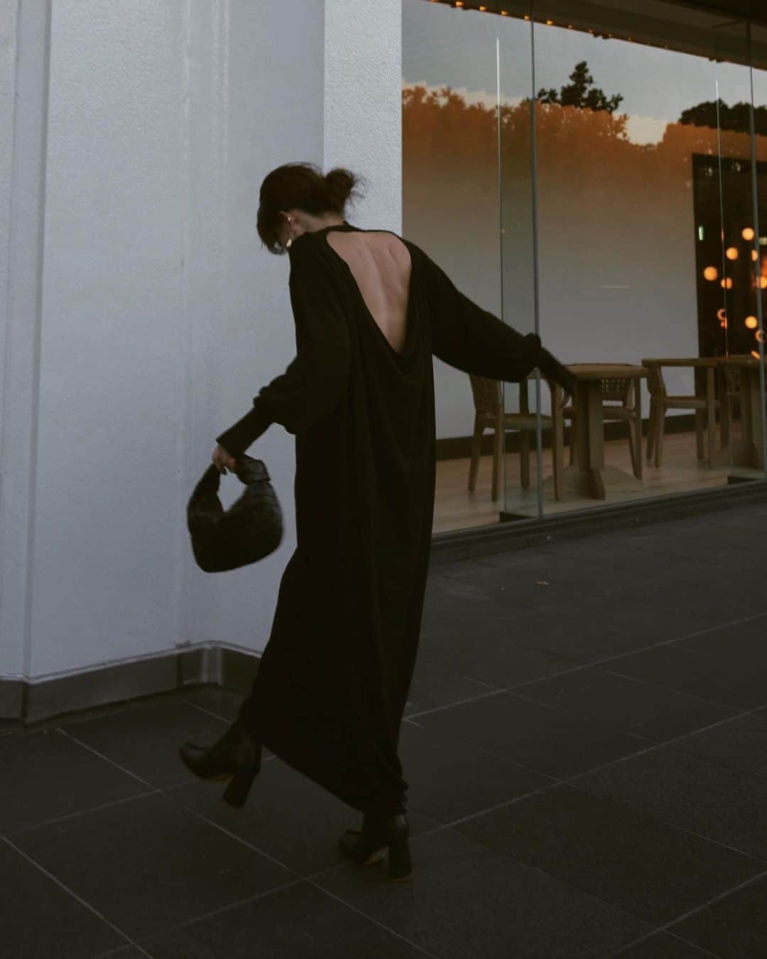 JUNNAのインスタグラム：「#2020ETRE_AW  #バックドレープニットワンピース  たぽっと、肌を優しく包む ハイゲージニットで作った柔らかニットドレス🧶  袖口のスリット、ドレープ感 ETRÉ TOKYOらしい心地の良いもの。  個人的にもとても気に入っている秋ドレス。  バレエシューズやブーツと...  #秋#秋服#ニット #冬 #冬コーデ#秋コーデ  #BOTTEGAVENETA#etretokyo#156cm#ブラウン# #アディクション#秋メイク#大人カジュアル」
