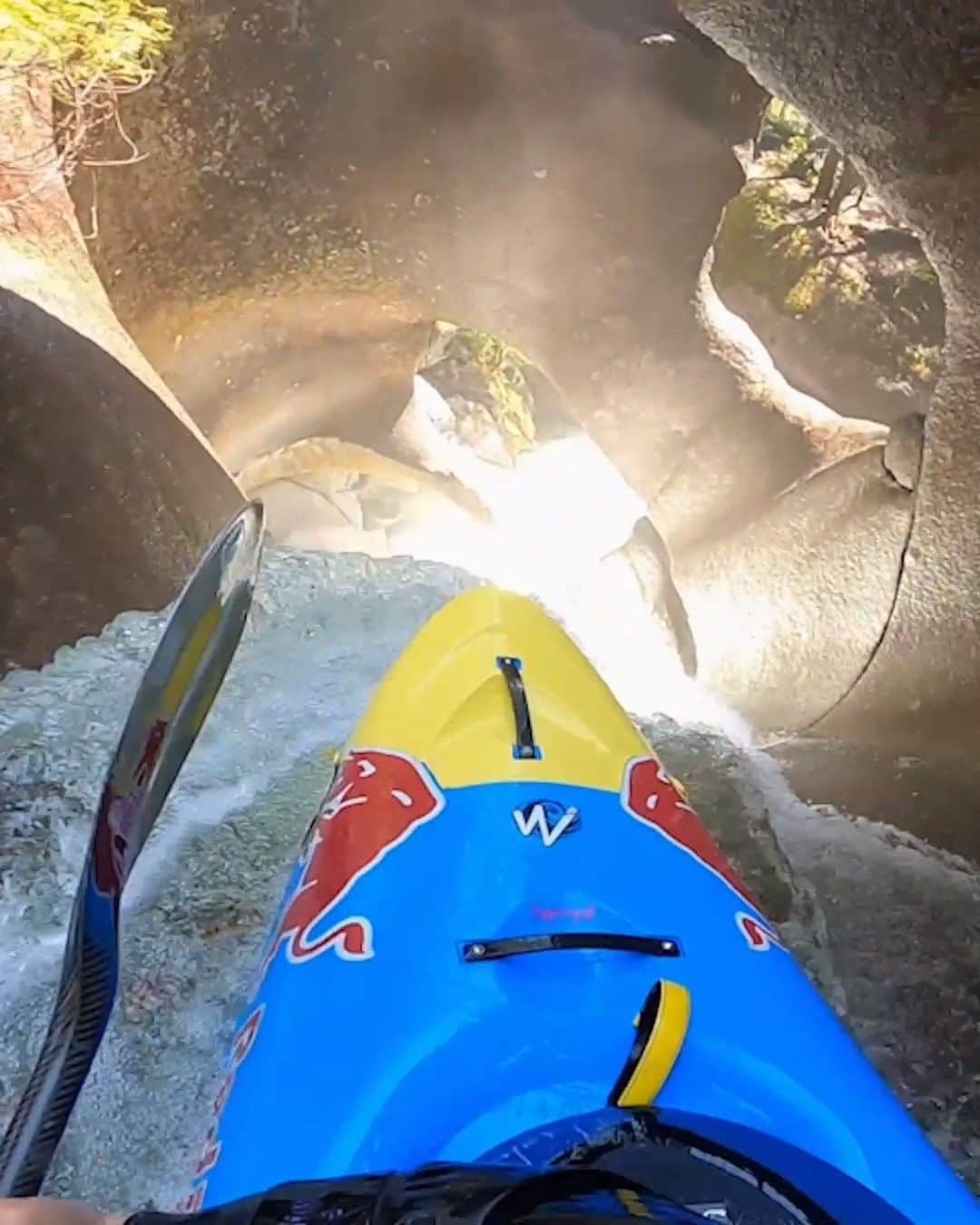 レッドブルのインスタグラム：「anyone else feel like this just unlocked a childhood memory of going down a massive waterpark slide? 😂  🌊: @shredwardd #redbull #givesyouwings #kayak #waterfall #drop」