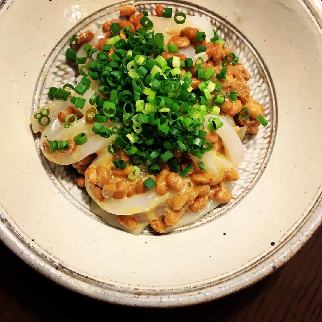 志摩有子さんのインスタグラム写真 - (志摩有子Instagram)「副菜その2はたまに食べたくなるいか納豆。付属のタレと辛子に醤油を少々足すと味が締まる。  #いか納豆 #副菜の鬼」8月24日 21時55分 - ariko418