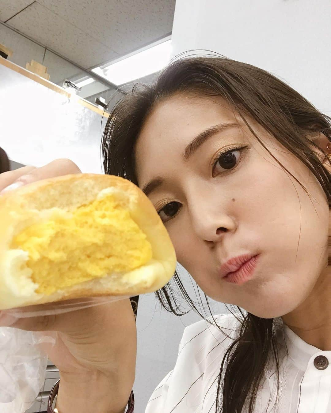 小林由未子さんのインスタグラム写真 - (小林由未子Instagram)「🍰🗼 本日は #ザプリンスパークタワー東京 へ #豆乳クリームバター を使ったケーキ頂きました♡♡. 美味しくてぺろっと完食😋 . #後ろにちょこんと #製パン製菓の総料理長🤫 #帰りにパンも購入🥐 #分厚い卵焼きとパンの相性サイコー♡♡ #ホテルのパンって美味しいよね @nst_tbs」8月24日 22時02分 - _yumikobayashi_