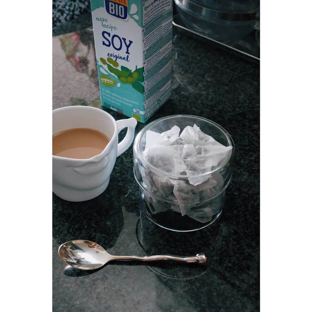 eriさんのインスタグラム写真 - (eriInstagram)「ちっさいサイズは紅茶入れに。開け閉めしやすいこのシリーズは毎日使うものに便利ー。紅茶もなあ、紙のパックとはいえゴミになるので、これを使い切ったらお茶っ葉のみに切り替えるかあ！それでもこのキャニスターはきっと活躍してくれるな☺️ @kintojapan」8月24日 22時06分 - e_r_i_e_r_i