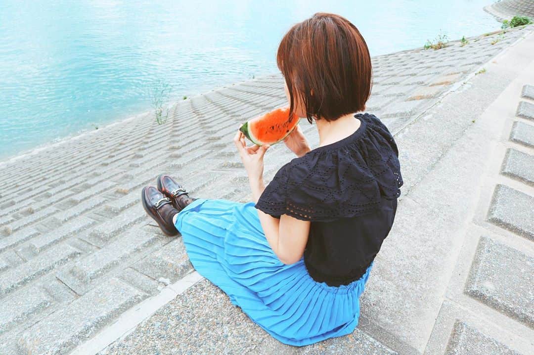 のインスタグラム：「「外でスイカでも食べて反省してきなさい！！」ぴしゃり  って母親に追い出された子っぽい写真。  #辻詩音 #スイカ #辻詩音と夏あつめ #辻詩音と夏祭り #summer」
