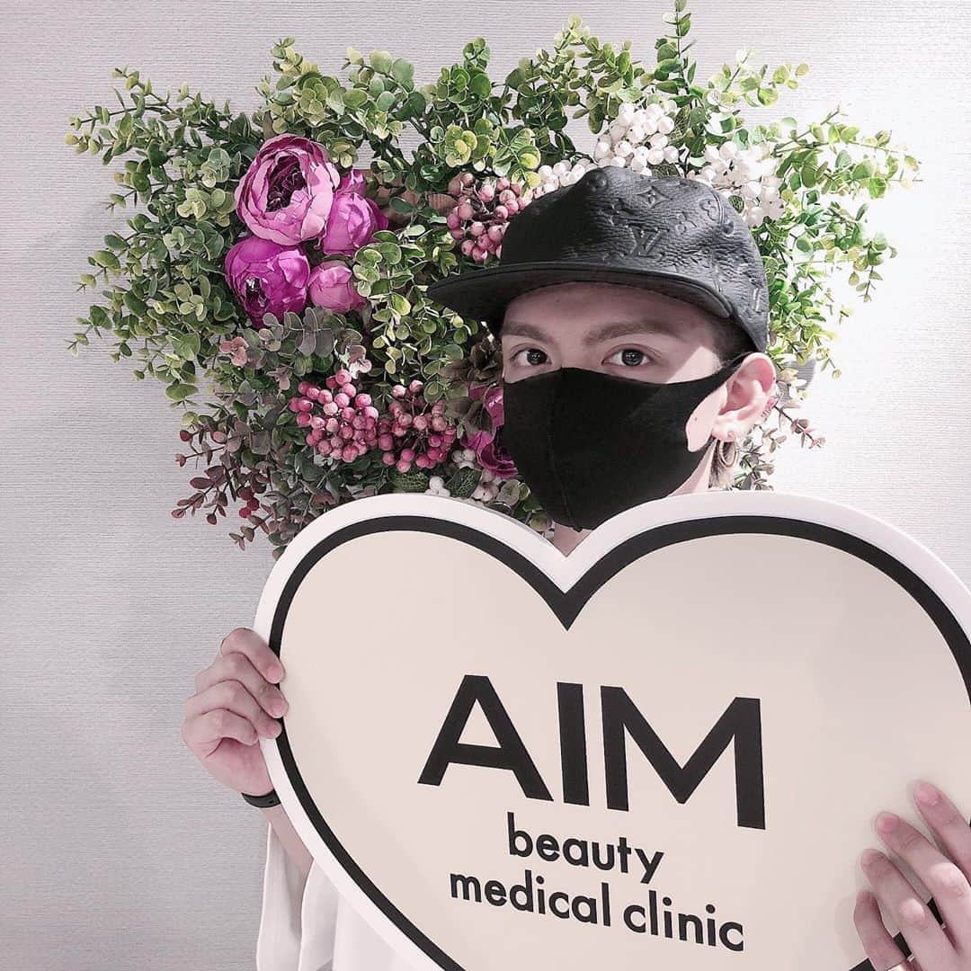のインスタグラム：「. ゆりなにおすすめされて全身脱毛することにしました✨ . 今までは脱毛クリームで処理をしてたけど、 痛くない医療脱毛があるって聞いて、今回 @aim_beauty_clinic で全身脱毛を始めることしたの！！ . それがやってもらったら 本当に痛くなくてびっくりしたよね🤤笑 . 従来の医療脱毛とは違う方法で施術するから 痛くないんだとか！ . 特に男性で全身脱毛する方が増えてきたと思うけど、 ここは本当にオススメできる！！ . 清潔さわやか男子目指してこれから頑張ります🎶 . #全身脱毛始めます #女子ってすごく頑張ってる事を知った #だから男子も美意識を高めよう #女子の頑張りを知ることも大切」