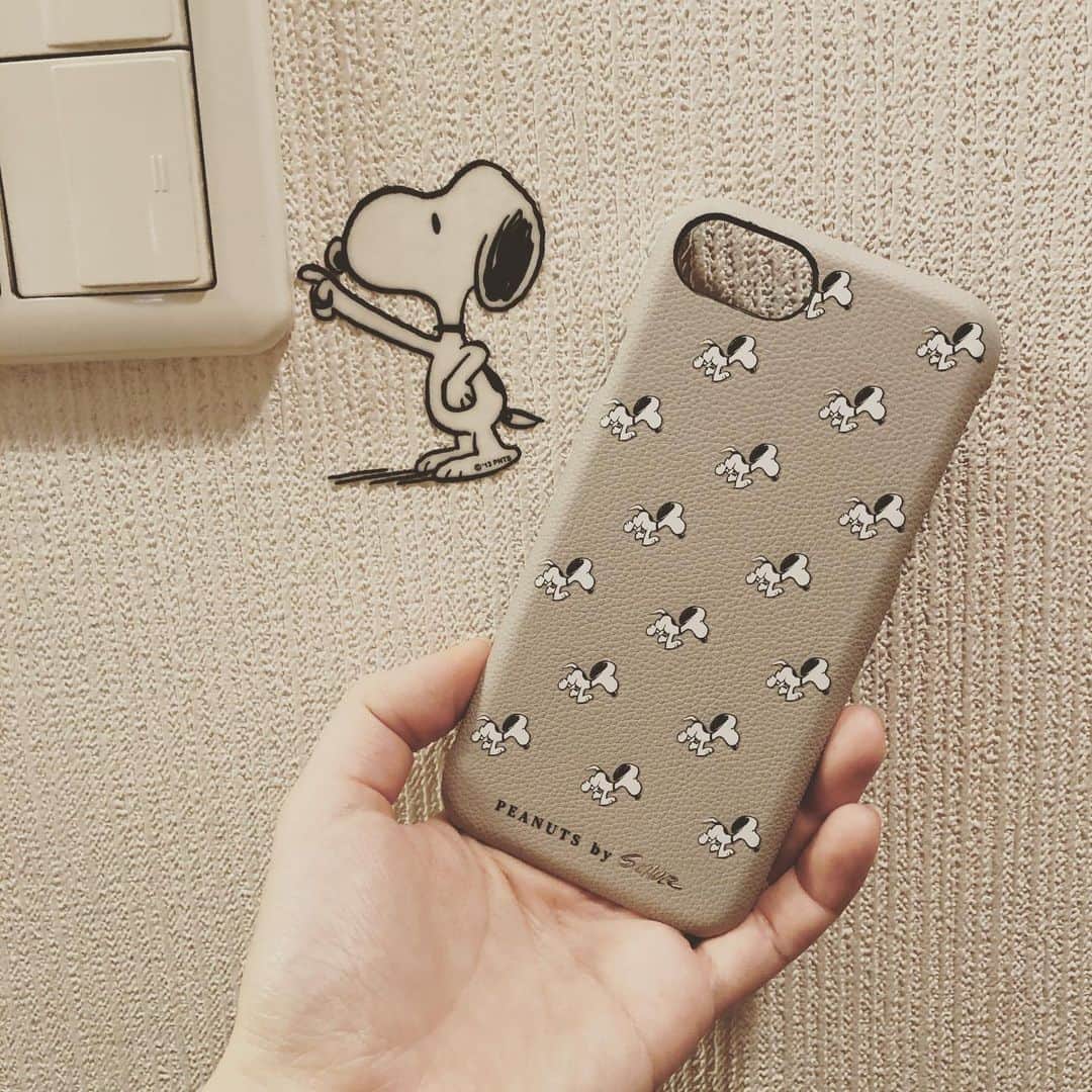 のインスタグラム：「気持ちを高めてくれる物！  #スヌーピー　のNEW iPhoneケース と #jomalone のパルファム  スヌーピーは炎炎でご一緒したあやめさんにばっちり影響をうけました🐶  元々classicスヌーピーは好きでいくつかもってたけど このケースは一目惚れ🧚🏻‍♀️🧚🏻‍♀️🧚🏻‍♀️  スイッチステッカーとおそろいです💡  JoMAONEのパルファムは私にとって特別な思い出の品。  （詳しくは過去の投稿をご覧ください👀）  初心を思い出して、優しい気持ちになれる香りです。  最近、知らない内に心がトゲトゲ🦔している事が多くなって 心地の良いものを見たり触れたりしたいなと思うようになりました。  校章の歪みは心の歪み！ とはある上級生の方のお言葉ですが 小さな事から心地よさを生み出そうと思います！」