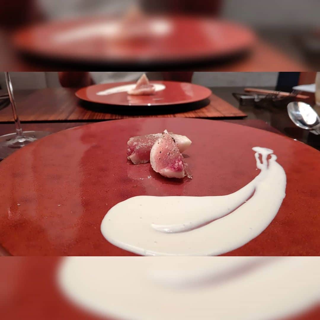 松浦麻里奈さんのインスタグラム写真 - (松浦麻里奈Instagram)「全部美味しくて感動♥ 8月オープンしたばかりの飯田橋[とびうし 離宮] 和食とフレンチの融合した、離宮。  とびうし離宮は和牛焼肉とびうし系列店🤗✨ @tobiushi.rikyu  まず、全室個室！ お皿も日本製で作りもこだわっている。 お箸にも 名彫りが。細かいところまで✨ ムービー🎦😘  コースのみだけど、 8000円のコースにしたよ😻💕 〜MENU〜 🥦タンの生ハムキャロットラペ添え サッパリとしたあぶらのバランス良しで、 お好みでバルサミコソースに付けても美味。 デザートっぽいキャロット。  🥓赤身の炙り 見た目は、レア！ オリーブオイルわさび、生胡椒、塩でお好みでつけて食べる。 薄っすらと炙ってるお肉で口の中でトロける〜  🍣ウニとイクラの肉巻き　特製醤油 脂のったザブトンで贅沢に一口でパクリ。 特製海老醤油ダレが、海の香りと、味を 引き出させてくれます。  🥩イチボのすき焼き すき焼きの割下と卵を合わせた特製ダレでサッパリ。 これも肉厚で、お肉したには どんこ椎茸と九条ねぎと白ネギが。  🥭イチジクのマスカルポーネソース 愛知県産のイチジクで、 ナッツの風味あるマスカルポーネでお口直し♪  🍛極上ヒレカツ　ウニリゾット ２種類のチーズをつかっててリゾット、 ウニにと合う！チーズ×ヒレカツ×ウニ と斬新で、お味も濃いのかなと思ったけど まろやかで、箸で切れる程の柔らかいヒレカツ のお肉ジューシーさと合わさってエクセレント！  🍖A5ランク和牛ランプの炭火焼 ヤングコーンでかい！甘みあって美味。 同じくランプは肉厚あり、赤ワインにとても合います。 付け合せで、お肉と一緒に楽しむ✨  最後、デザート２種類でてきて ・チーズケーキ・ガトーショコラを 紅茶と一緒に頂きました🥰💖  飯田橋 とびうしで検索してみてね💘  #とびうし離宮 #とびうし #とびうし飯田橋 #焼き肉#焼き肉 #お肉 #フレンチ #和食 #フレンチ料理 #フランス料理 ウーミーpr #飯田橋グルメ #東京グルメ #インスタグルメアワード2020 #ウニ #和牛 #イクラ #グルメスタグラム #グルメ巡り #グルメ好きな人と繋がりたい #グルメ #飯テロ #飯田橋 #Dinner #新店舗#新店舗オープン #新店舗 #お肉大好き　#pr」8月24日 22時15分 - ay114.831m