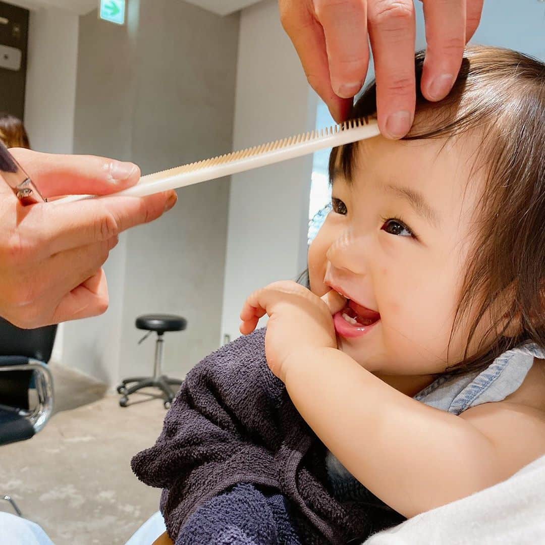 しほの涼のインスタグラム：「初めて髪の毛を切りました😌💕 絶対泣くと思ってたんだけど、何だか終始ご機嫌で笑っててくれて助かった😭💗  初めて切った毛は、袋に入れて持って帰ってきました。 いつか私が死んだ時にお棺の中に入れて貰いたい物を入れてる人生の宝物箱に入れました😌  #1歳 #１歳 #1歳女の子 #初めての美容院 #初散髪 #初散髪記念 #赤ちゃん #女の子赤ちゃん #女の子赤ちゃんコーデ #babygap #babygirl #赤ちゃんのいる生活 #赤ちゃんのいる暮らし #1歳 #一才」