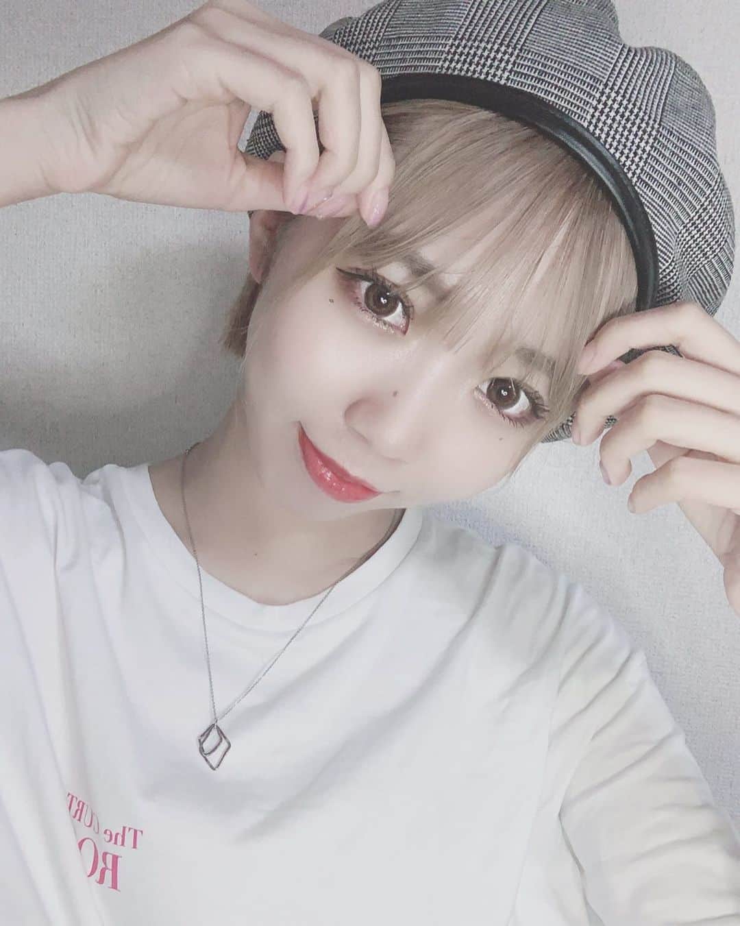 桑名利瑠のインスタグラム：「. . . ベレー帽久しぶり . きょうも、ありがとうございました！！ また、土曜日！ . . #fashion #outfit #outfitoftheday #followｍe #selfie #selca #followforfollowback #makeup #make #l4l #code #codenate #ベレー帽 #プチプラ #tシャツ #photo #photooftheday #ショートボブ #ハイトーン #お洒落 #아이돌 #모델 #패션 #도쿄 #오샤레 #베레모 #韓国コスメ #instafashion #instagood #instalike」