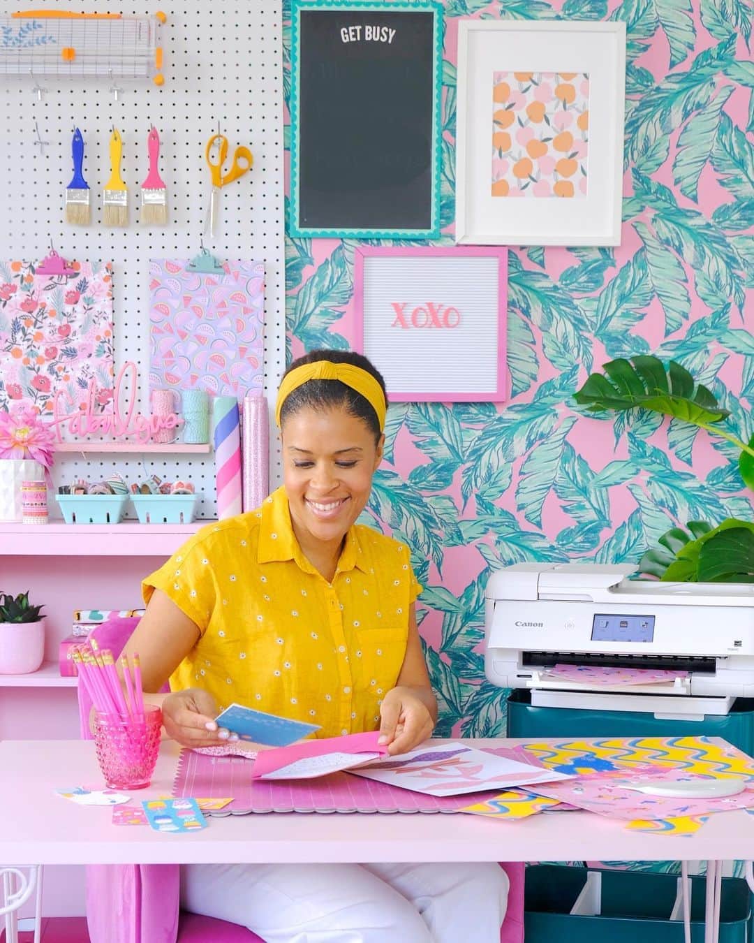 のインスタグラム：「Hey Design Sponge Fam! What a dream to hang with you this week! I'm Amber Kemp-Gerstel, the crafty girl behind @damasklove and @yaydaypaper . . . Four years ago I left my full-time career as a clinical child psychologist to dive into the world of DIY blogging. I wasn't sure it would pan out - but fortunately, it did! Since then, I've grown my little corner of the internet and recently launched my digital stationery shop: @yaydaypaperco. I was a finalist on Season 1 of NBC's Making It and these days you can catch me hosting a family crafting show called Disney Family Sundays on Disney+! . . This week, I'm excited to be taking over the Design Sponge Instagram account and bring you a daily dose of creativity with some simple and fun projects. Join me over in IG Stories everyday this week so we can make something together!」