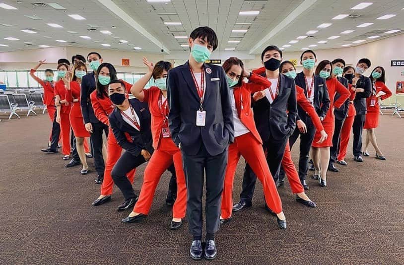 エアアジアのインスタグラム：「Allstars assembling in the new normal with style. All ready and excited to serve you!  Have a great week ahead, everyone! 🕺🏻✈️💃🏻  #AirAsia #MondayGrind #EveryoneCanFlyNow __________ Photos by @teeyebgradaad」