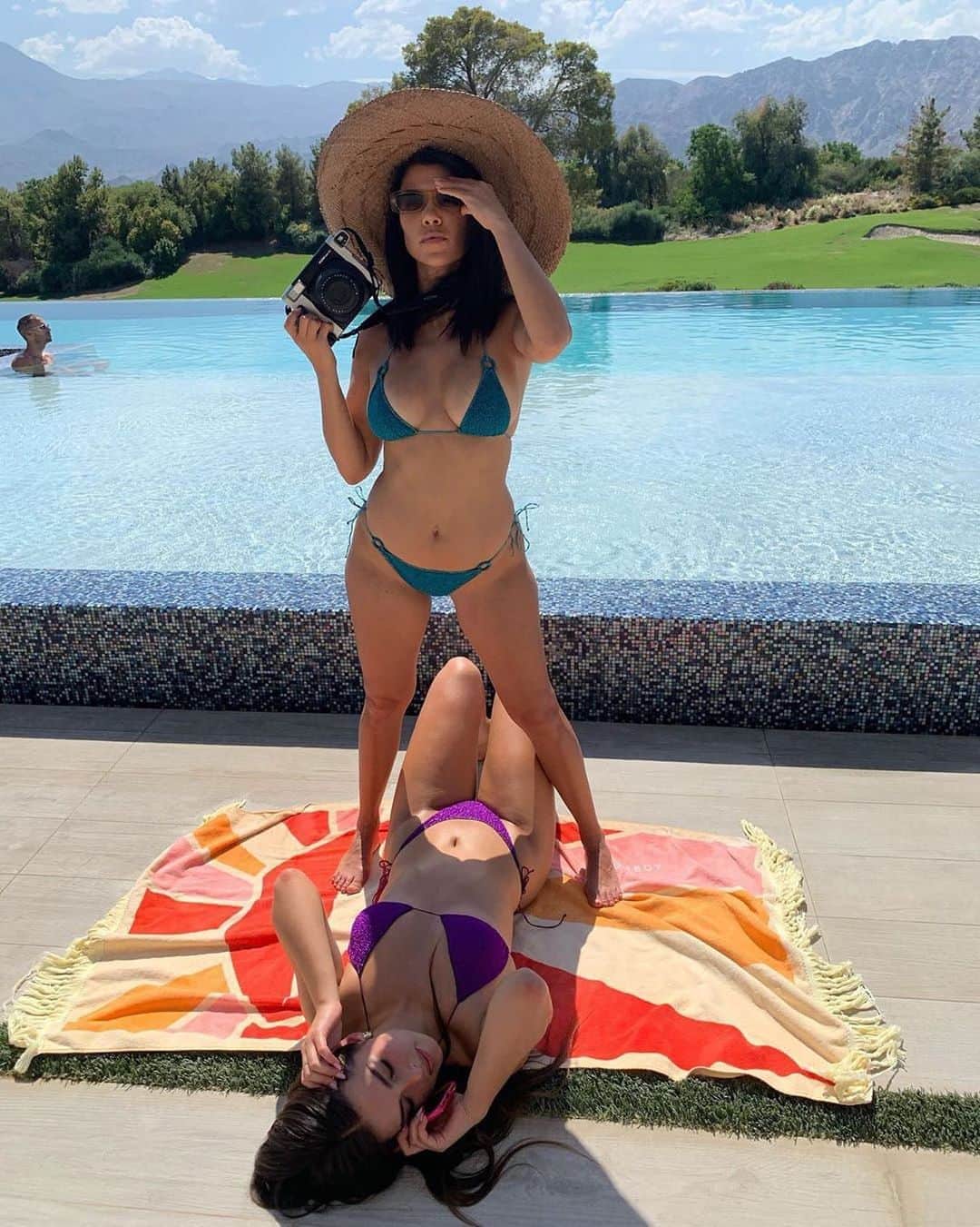 E! Onlineさんのインスタグラム写真 - (E! OnlineInstagram)「Kourtney Kardashian and Addison Rae just proved their BFF status: Doing the absolute most to get the best angle for the pic. (📷: Instagram)」8月24日 22時31分 - enews
