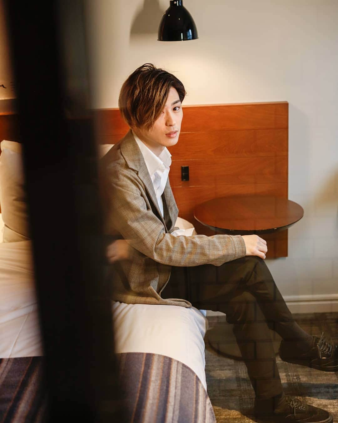 塩田康平のインスタグラム：「長い髪ってパーツ隠すためにあるよな  #隠されてるものは美化しちゃう #ミロのヴィーナス現象 #腕がないから美しさを誇張して想像しちゃう #右目隠れてるからより良く想像しちゃう #要するに #坊主は不利やん #包み隠さず見えとる #美化しようがない #まいった #ずっと坊主やったから今さら隠しても美化されん #ミスった #美化したい #美化しおた #塩田康平 #streetshooting #streetsnap #塩スタグラム #塩スタ  Photo by @maeken1027」