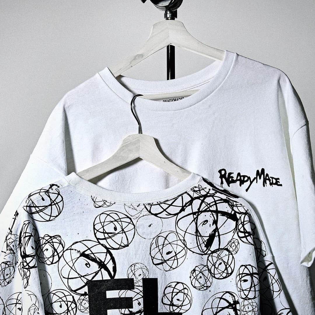 HYPEBEASTさんのインスタグラム写真 - (HYPEBEASTInstagram)「@hypebeaststyle: @readymade_official has revealed an upcoming collaboration with @futuralaboratories. Coming in the form of a T-shirt two-pack, the first white tee has the “ReadyMade” name placed at the left side of the chest in spraypaint style lettering, while the second shirt features Futura’s signature ‘Atoms’-style motif throughout the back of the shirt with a large “FL” logo at the center. It’s set to release on August 25 and 26 on the @ntwrk app. ⁠⠀ Photo: READYMADE」8月24日 22時32分 - hypebeast