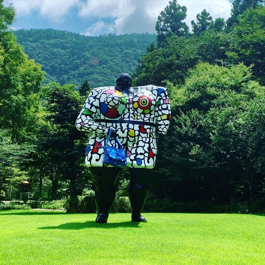 小林ひろ美のインスタグラム：「アートも見れてチャージ完了✨ これでまた暫く頑張れそうです！！ ♡ #箱根彫刻の森美術館  #箱根 #強羅 #海賊船 #露天風呂 #家族旅行 #ニキドサンファール #nikidesaintphalle  #missblackpower」