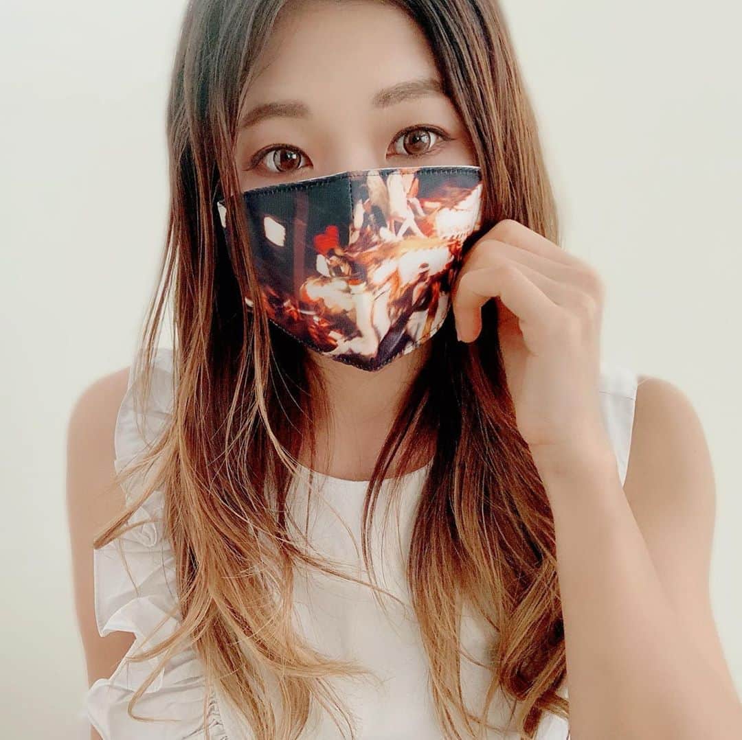 のインスタグラム：「@kosugiorimono_official   私愛用のスポーツマスクも作ってらっしゃる🙇‍♀️✨ @kosugiorimono_official  さん🇯🇵 織物の会社ですのでほんと縫製や生地、仕上がりが素晴らしくて何回洗っても丈夫で綺麗✨✨✨ スポーツマスクはワイヤー入りで息もしやすい🙌  そしてこちらのマスクは全国のお祭りマスク✨ 今年はお祭りや花火大会もほぼ中止😢 そして　@kosugiorimono_official  さんがそんな状況でも元気を✨と製作されました✨　全国のお祭りの写真がプリントされてるマスクなんですが、私は大阪在住なので『大阪　だんじり祭り』のです😆🙏✨皆様の出身や在住の地域のお祭りマスクの写真見てみてほしいな✨各地の見るだけでも楽しいですし、生地も肌にあたる裏地はなんと絹（シルク）‼️化学繊維じゃなく、天然のひんやり感✨✨✨ とても高級感あるので目上の方や、着物👘を着られる方、海外の方へのプレゼントにもいいかも✨もちろん洋服にも合うよ❤️ 洗っても形崩れないし、プリントの色落ちもなかったです🙏 こちらの違うタイプのマスクは藤井聡太棋聖も使われています😃✨✨✨ @kosugiorimono_official  チェックしてね🙏✨✨ #マスク#絹マスク#夏祭り#高級マスク #スポーツマスク#だんじり祭り #お祭りマスク #筋トレ女子 #マスクコーデ #fashionstyle #夏コーデ #シルクマスク #シルク#絹#着物マスク #madeinjapan #madeinjapanmask #織物 #藤井聡太#絹マスク」
