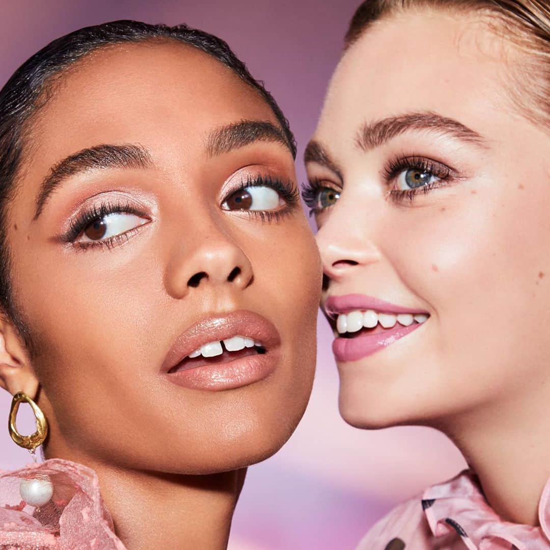 M∙A∙C Cosmetics Japanのインスタグラム：「【明日公式オンライン先行発売予定】 ウォームトーンとクールトーンで選べるアイキットやミニ リップスティック キット、M·A·Cアーティストも愛用するブラシがミニサイズになったブラシ キットなど9種類の限定デザインパッケージのキットが登場✨ #MACHauteGossip #MACオートゴシップ  ㅤ フレッシュでナチュラルトーンが揃ったキットは、あなたの個性を引き立たせ、より魅力的な印象へ✨  ㅤ コレクション製品は @mac_isetan.shinjuku のIGTVからご覧いただけます👆 ㅤ *8月25日（火）オンライン先行発売予定 *8月29日（土）全国発売   ※システムの影響により、発売が多少前後する可能性がございます。何卒ご了承ください。 ㅤㅤ 【公式オンラインショップ限定特典】 ☑︎本日8月24日(月)23:59まで全品送料無料 ☑︎初回ご購入のお客様へ10% OFFクーポンをプレゼント （クーポンコードwelcome） ㅤ #MACCosmeticsJapan #MACCosmetics #MAC #MACコスメ #マックコスメ #コスメ #コスメレポ #化粧品 #デパコス #コスメ部 #コスメマニア #メイク好き#メイク道具#美容大好き#美容好き#メイクプロセス#トレンドメイク#夏メイク#メイクテク#アイメイク#アイシャドウ#アイシャドウパレット#グラデーション#一重メイク#ハイライト#ツヤ肌#ツヤ肌メイク#フィックスミスト」