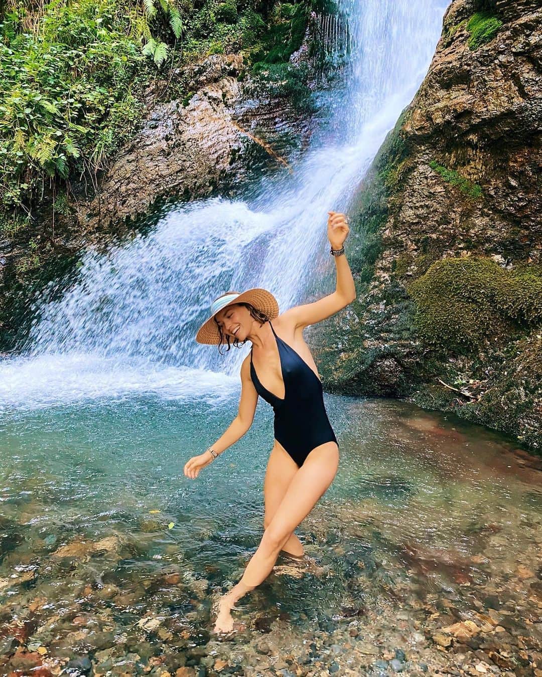アリゾナ・ミューズのインスタグラム：「Pretending to be a forest fairy🧚‍♀️ by this stunning cascade we found while camping in France...and now, safely quarantine’d back in London」