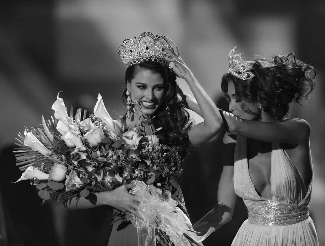 ステファニア・フェルナンデスさんのインスタグラム写真 - (ステファニア・フェルナンデスInstagram)「Ayer celebré un hecho sin precedentes. Ganar el Miss Universo fue increíble, pero repetir consecutivamente es un aprendizaje GRANDE de “si se puede” “no existen imposibles” “las barreras solo están en la mente” 🧠✨  Mi mayor consejo es cuando vean que tienen todo o casi todo está en su contra trabajen el doble, en silencio, como hormigas y la recompensa será grande.   Cuando llega el éxito muchas personas querrán opacar tu trabajo, pero tu jamás dudes de tus sacrificios, valores y los procesos que te llevaron a lograr tus metas.   Agradezco a Dios por darme la fortaleza a mis padres, hermanos y profesores 🙏✨y GRACIAS a todos los que ayer recordaron este día, los llevo en mi corazón y sigo leyendo cada mensaje ✨🙏  Sé que tanto trabajo valió la pena.   Me siento MUY orgullosa de ser Venezolana.  ¡Viva mi Venezuela amada!」8月24日 22時46分 - stefaniafernandezk