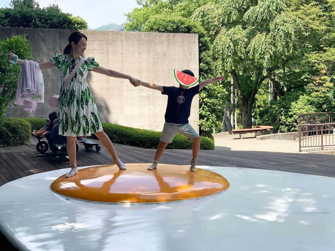 のインスタグラム：「※ Art day @thehakoneopenairmuseum ✨ with nephews 👬 . Shall we dance 💃 ？😂 . 甥っ子達と彫刻の森美術館へ✨ . 目玉焼きの上で🍳笑 . . #nephew #甥っ子 #hakone #箱根 #thehakoneopenairmuseum #彫刻の森美術館 #みんなの彫刻」