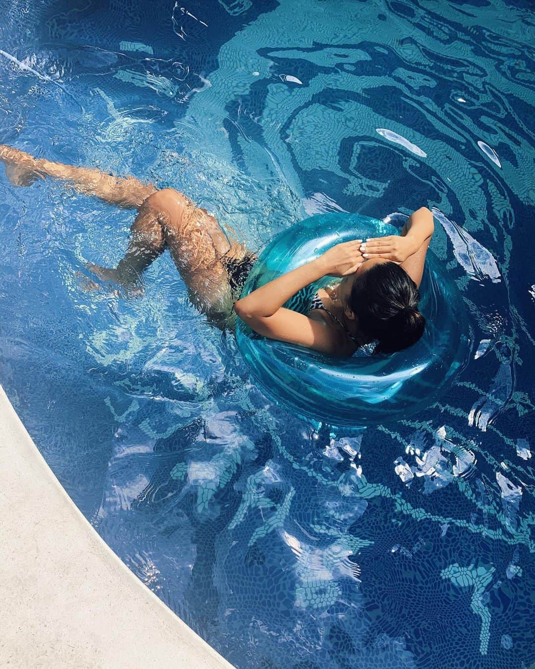 上野智子さんのインスタグラム写真 - (上野智子Instagram)「アラサーとプール🌞 (寝起きで全員すっぴんだった) (すごいアクロバティックなことやらされた) #夏の思い出 #8hotelchigasaki #bestiegoals」8月24日 22時47分 - tomokoueno
