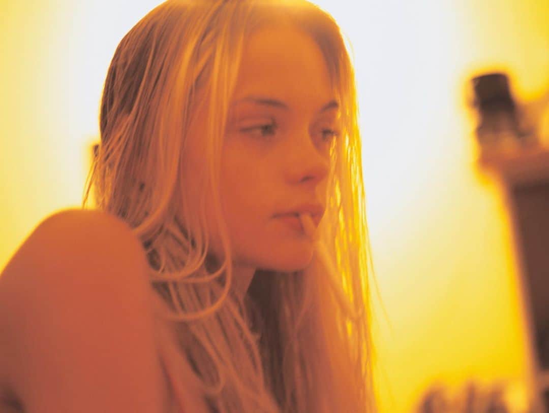 LOVE MAGAZINEのインスタグラム：「In loving memory of Davide Sorrenti, whose raw and uncompromising work still resonates today. Pictured above is a photograph of @jaime_king from 1996, titled ‘Jaime Orange-Ade’ featured in #LOVEDiaries Volume 1. 🧡  "Real life was the most interesting thing for him to capture with his camera,” muses friend and film director @aaronroseofficial. “The unscripted, poorly lit, raw and emotional image that cannot be manufactured in the studio. You absolutely had to live it to get the shot. Davide most certainly did.”」