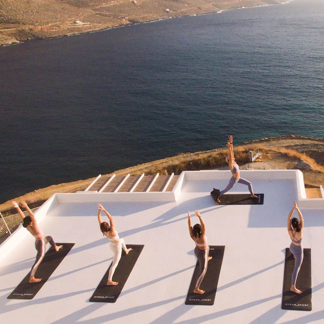 Oyshoさんのインスタグラム写真 - (OyshoInstagram)「Yoga from Amorgos Island (Greece) with the new Comfortlux Collection 💙  #oysho #oyshosport #comfortlux #yoga #summersessions」8月24日 22時50分 - oysho