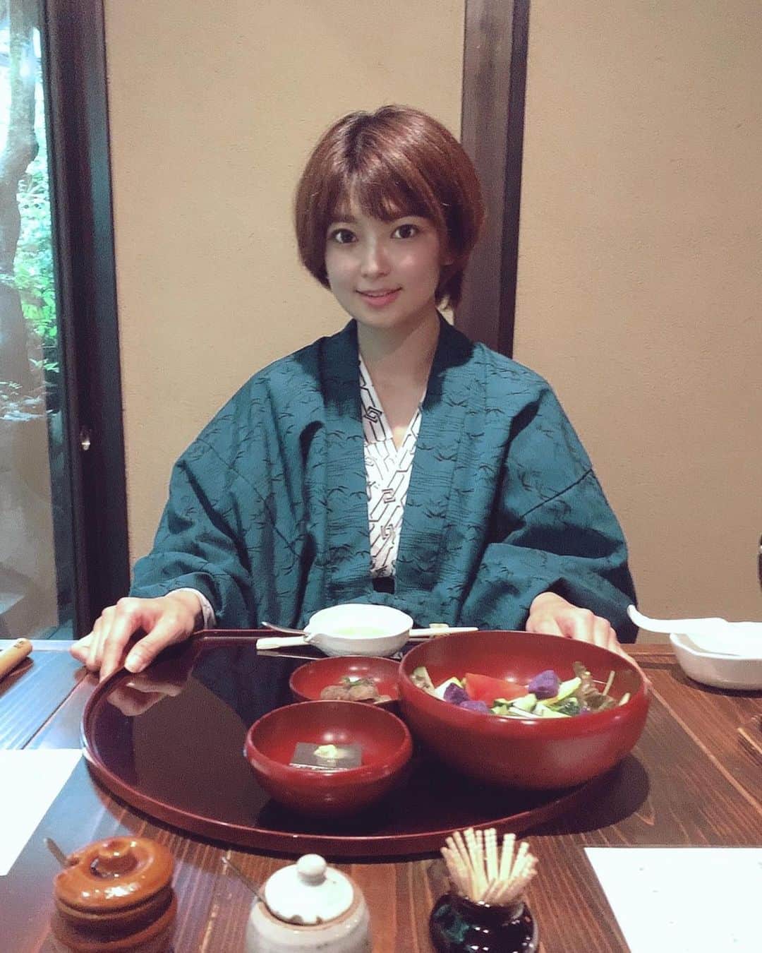 のインスタグラム：「まだ大きな移動の旅は心配だし、常に除菌とマスクの生活だけど... 日本にいる間、沢山温泉に行った方がいいよ。 という友達からのアドバイスがそのまま胸に突き刺さった（笑）  夜ご飯の一つまだ来てないから少し違和感あるけど...ここのご飯は、お野菜中心で本当に身体が元気になるご飯だった。その土地のものを食べることに最近喜びを感じる。  #hakone #養生館はるのひかり  #hakonejapan  #箱根湯本 #箱根旅館 #温泉女子 #温泉巡り #温泉大好き #onsen #travelblogger  #女子旅#travelholic #yukata #浴衣女子　#和装」